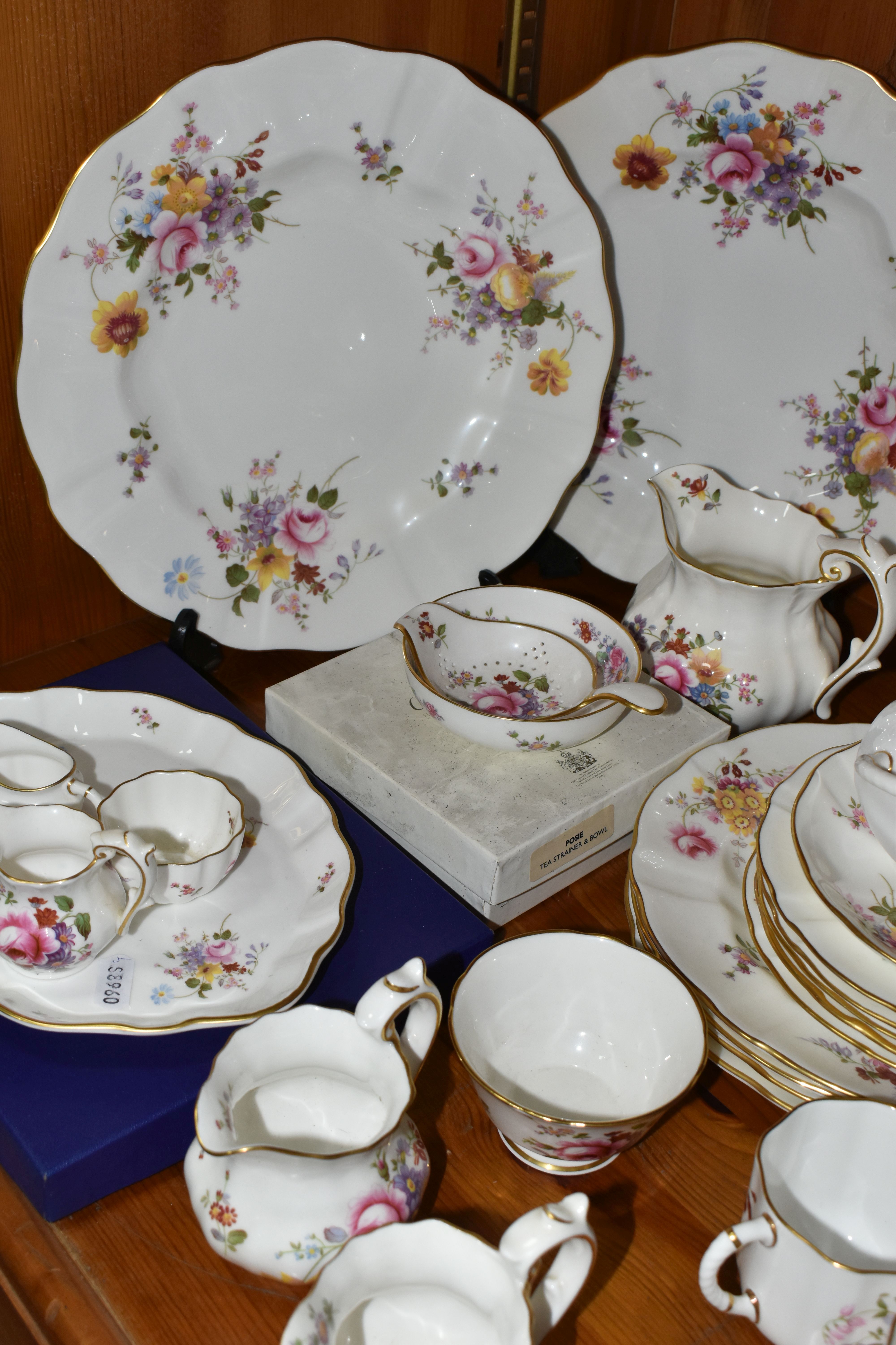 A QUANTITY OF ROYAL CROWN DERBY 'DERBY POSIES' PATTERN TEA AND DINNERWARE, ETC, a small number of - Image 10 of 12