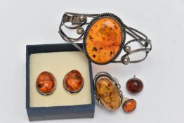 A SMALL BAG OF JEWELLERY, to include a white metal bangle set with a large amber cabochon, unmarked,