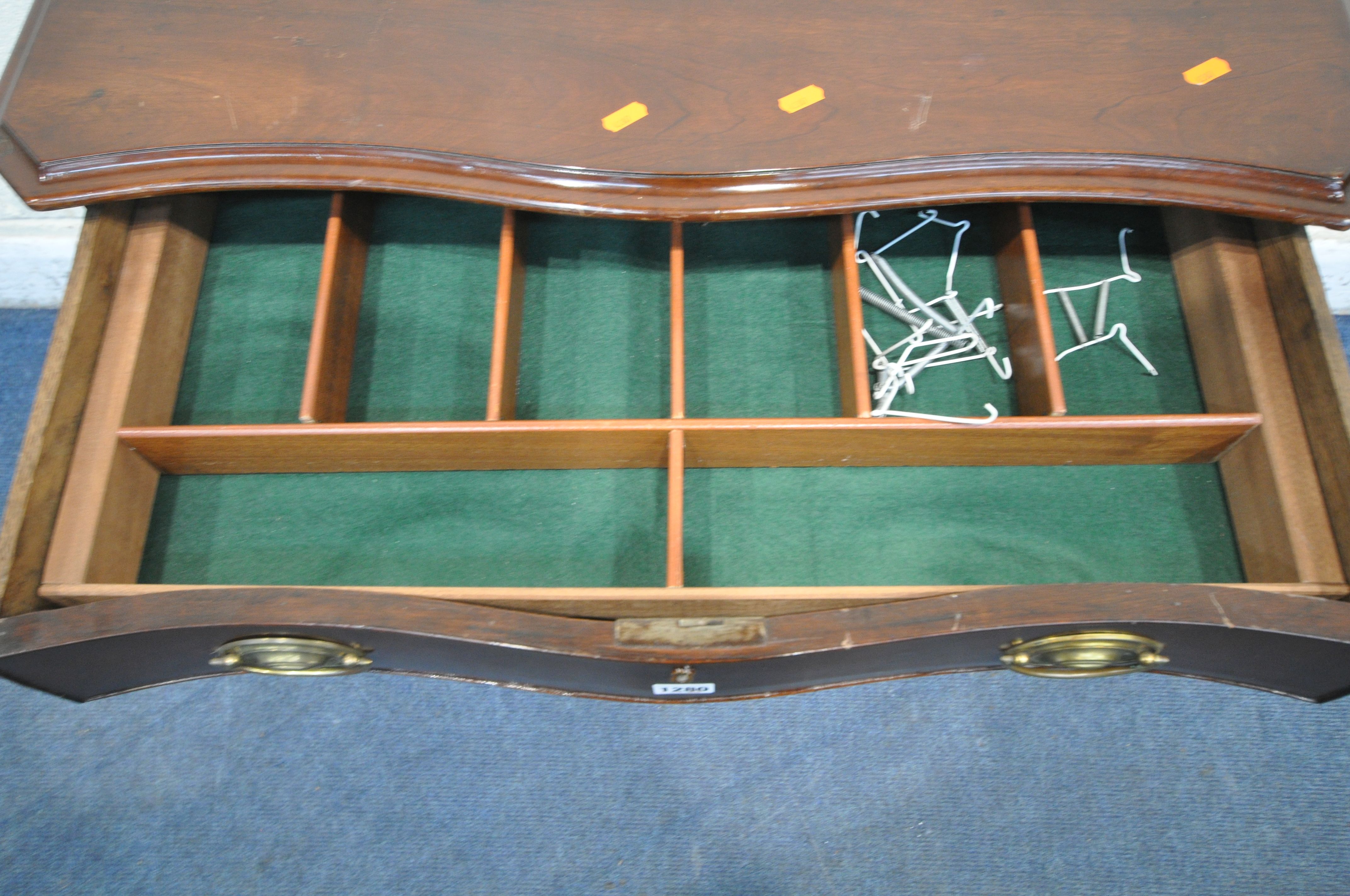 A GEORGIAN MAHOGANY SERPENTINE CHEST OF FOUR DRAWERS, on bracket feet, width 80cm x depth 53cm x - Image 4 of 5