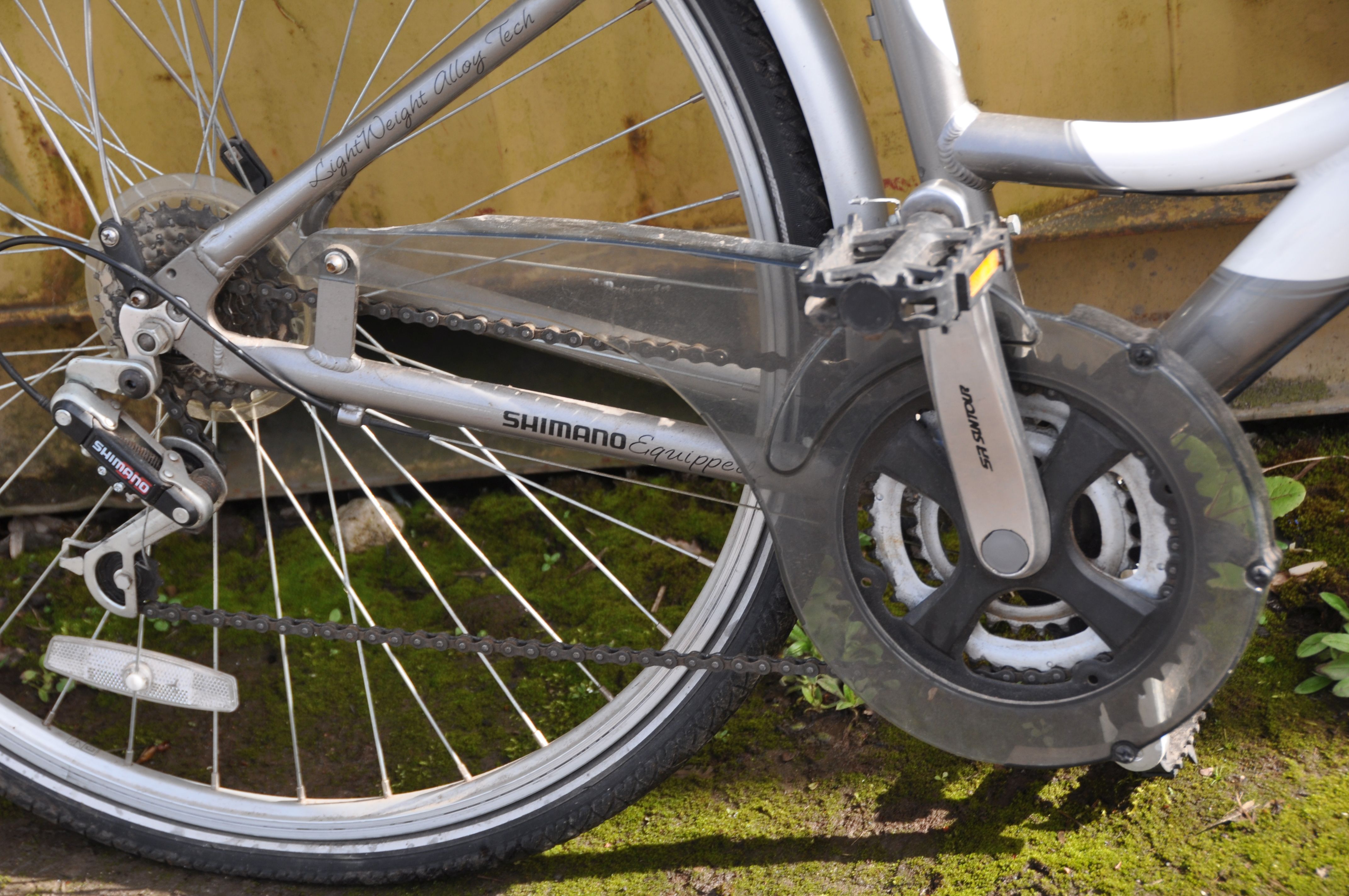 AN APOLLO ETIENNE LADIES BIKE with 18speed twist grip Shimano gears and 17in frame - Image 2 of 3