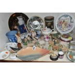 A COLLECTION OF 20TH CENTURY CERAMIC ORNAMENTS, GIFTWARES, ETC, including six small Lilliput Lane