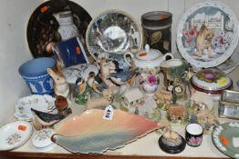 A COLLECTION OF 20TH CENTURY CERAMIC ORNAMENTS, GIFTWARES, ETC, including six small Lilliput Lane