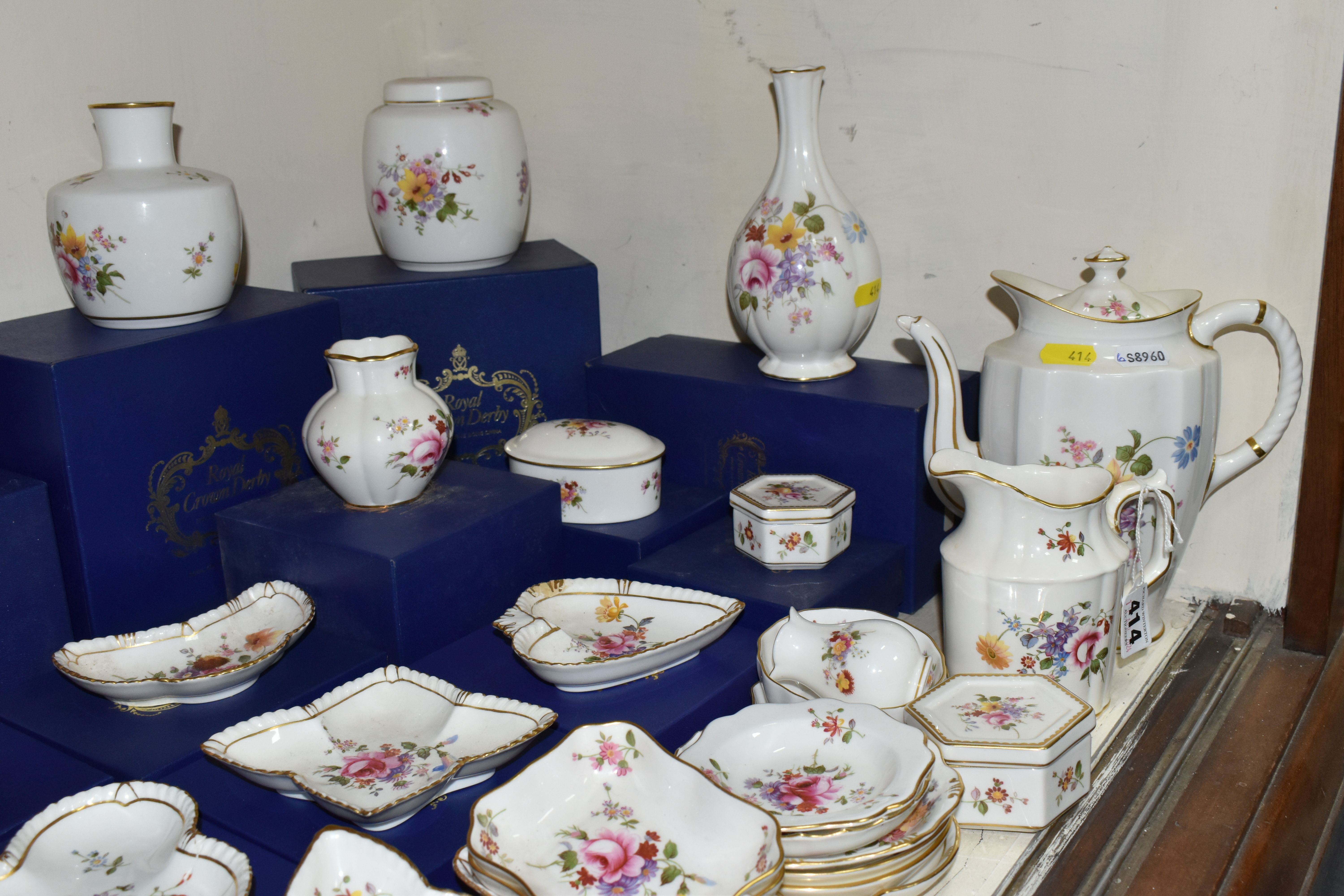 A QUANTITY OF BOXED AND LOOSE ROYAL CROWN DERBY 'DERBY POSIES' GIFTWARE AND TABLEWARE, including a - Image 3 of 7