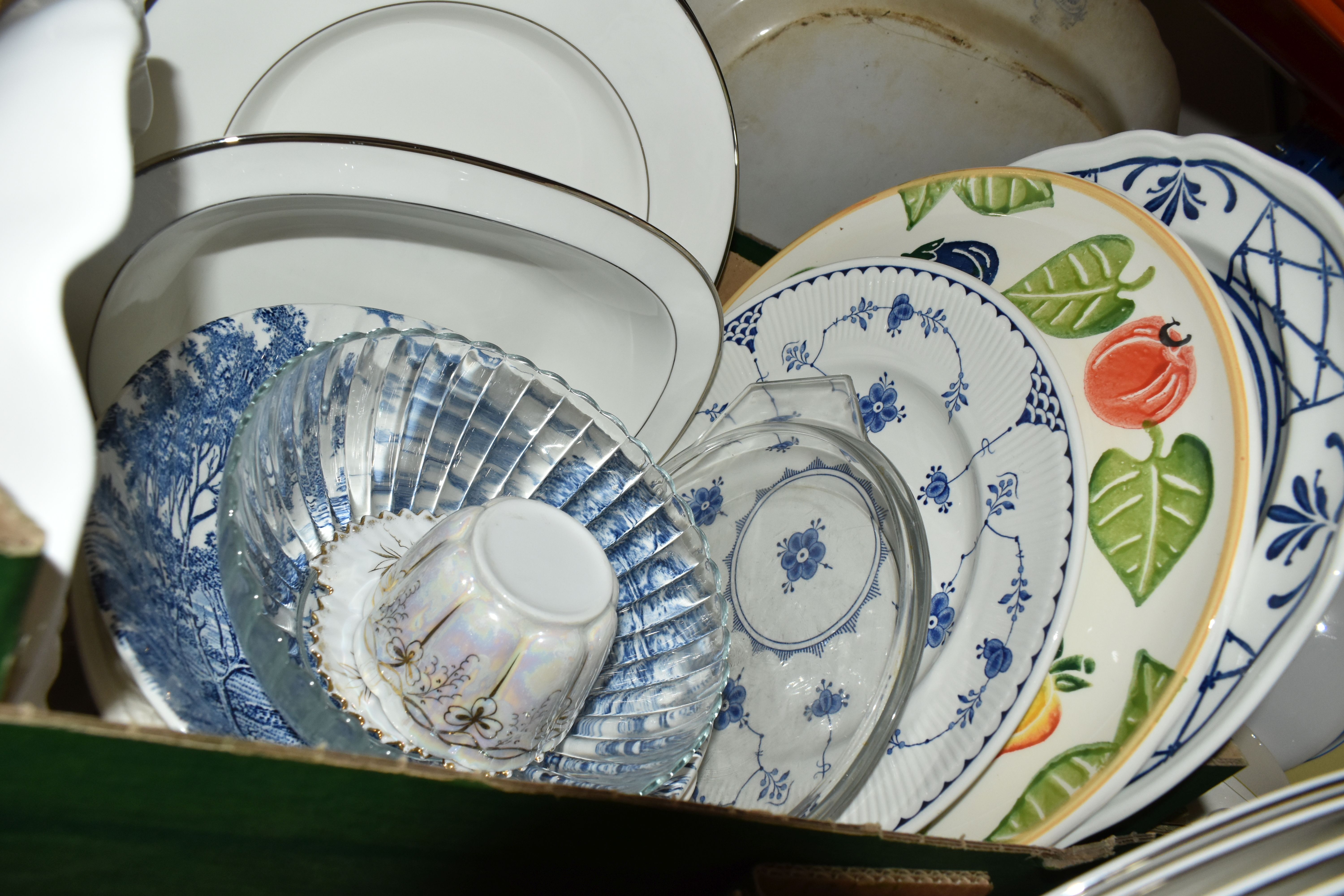 FIVE BOXES AND LOOSE DINNERWARE AND ORNAMENTS, to include Royal Doulton 'Simplicity' pattern - Image 6 of 7