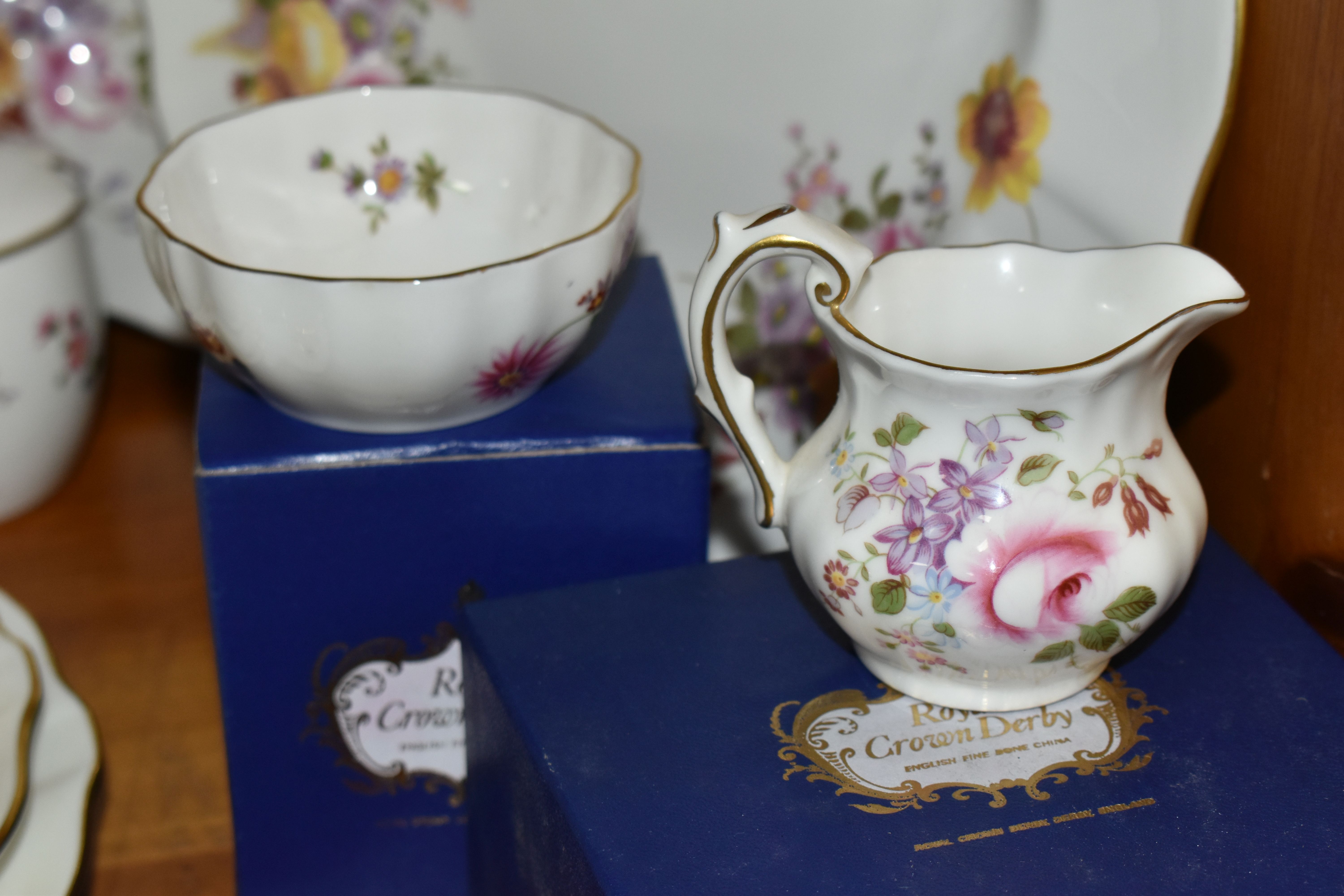 A QUANTITY OF ROYAL CROWN DERBY 'DERBY POSIES' PATTERN TEA AND DINNERWARE, ETC, a small number of - Image 3 of 12