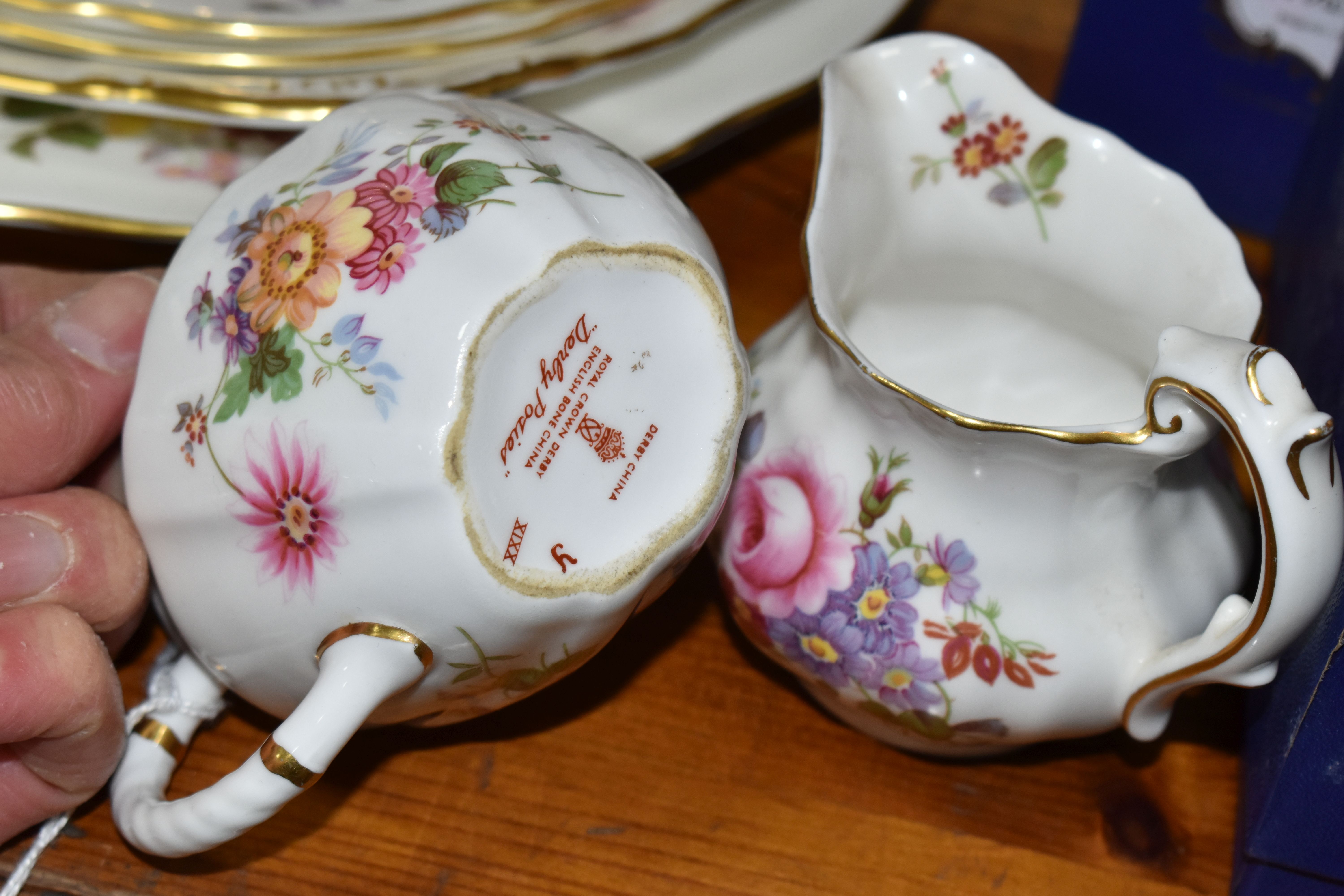 A QUANTITY OF ROYAL CROWN DERBY 'DERBY POSIES' PATTERN TEA AND DINNERWARE, ETC, a small number of - Image 4 of 12