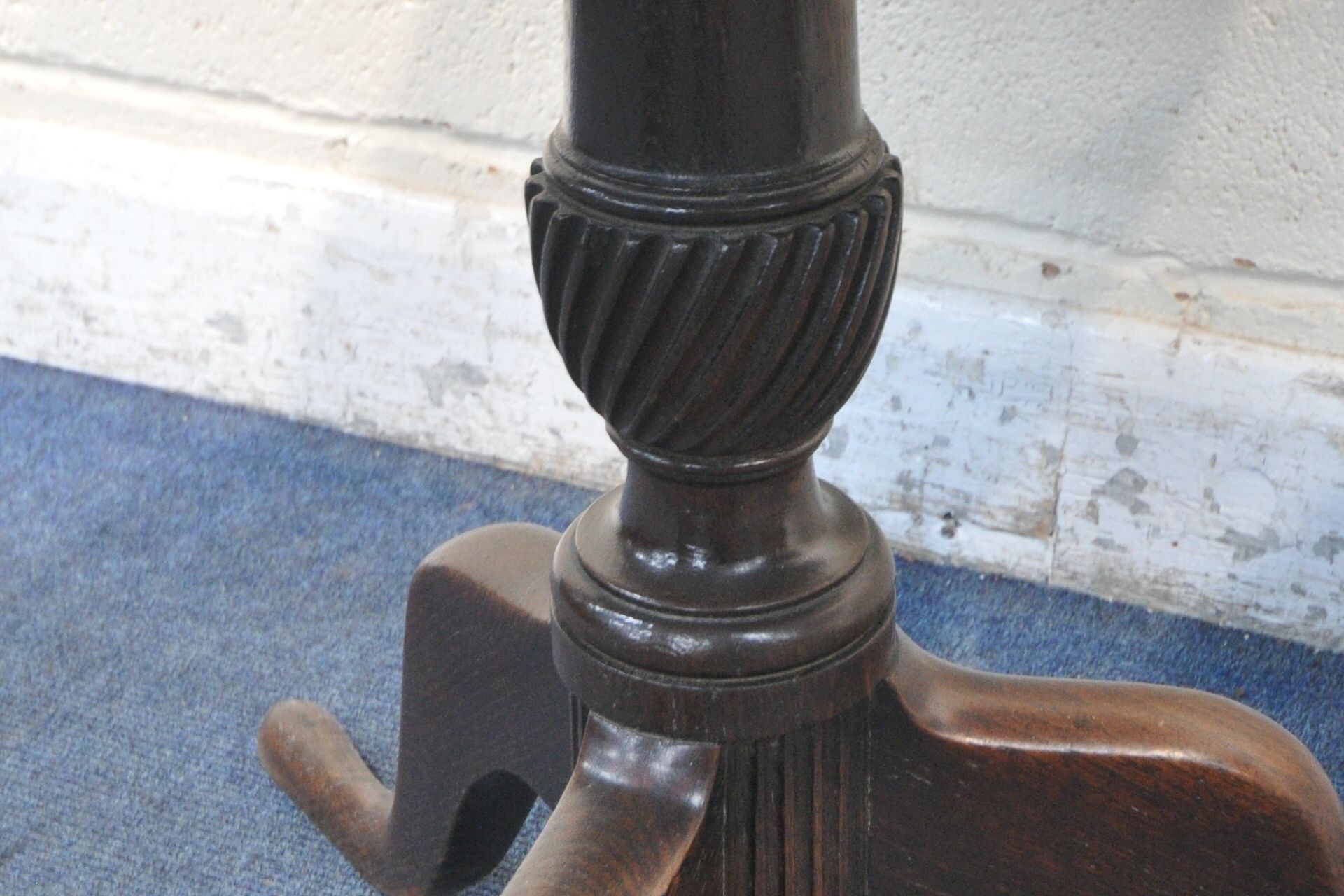 A GEORGIAN STYLE OAK CIRCULAR TRIPOD TABLE, raised on a turned support with spiral detail and - Image 3 of 4