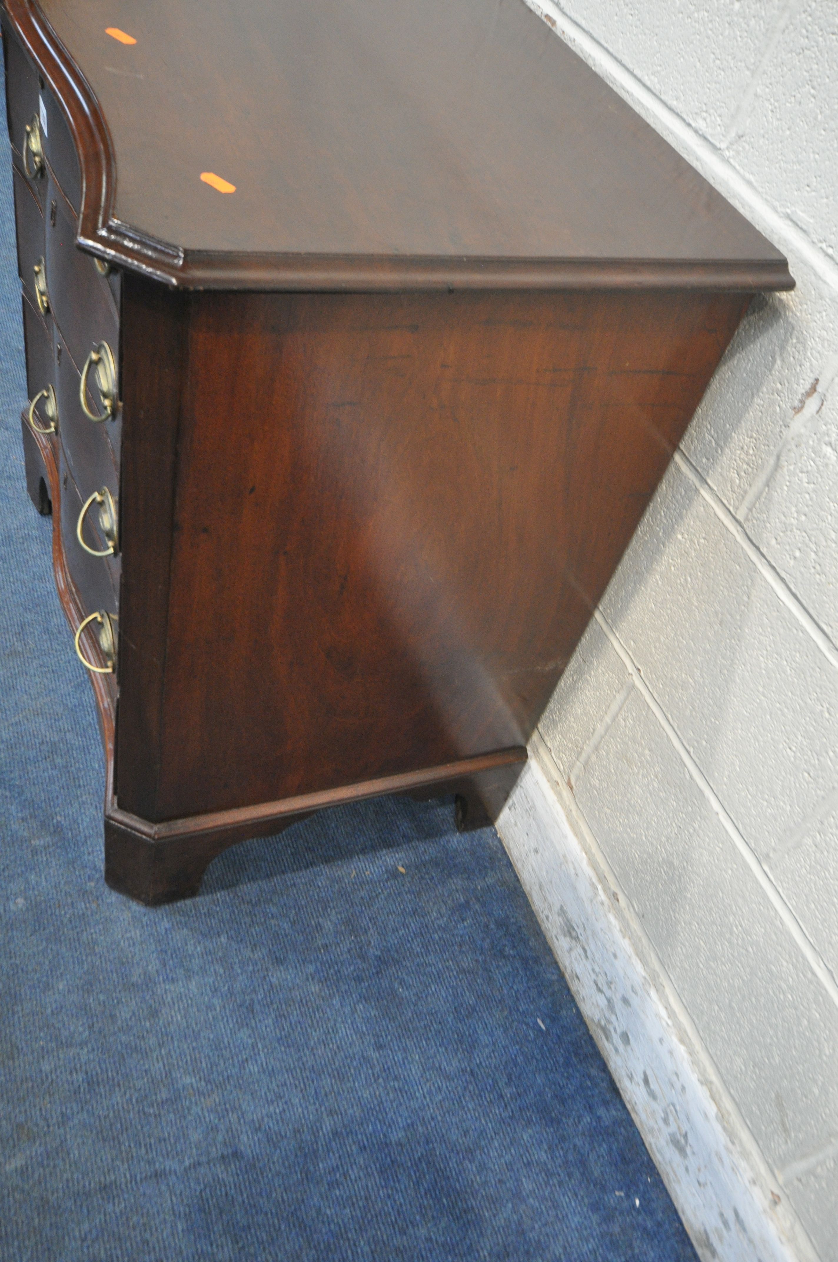 A GEORGIAN MAHOGANY SERPENTINE CHEST OF FOUR DRAWERS, on bracket feet, width 80cm x depth 53cm x - Image 3 of 5