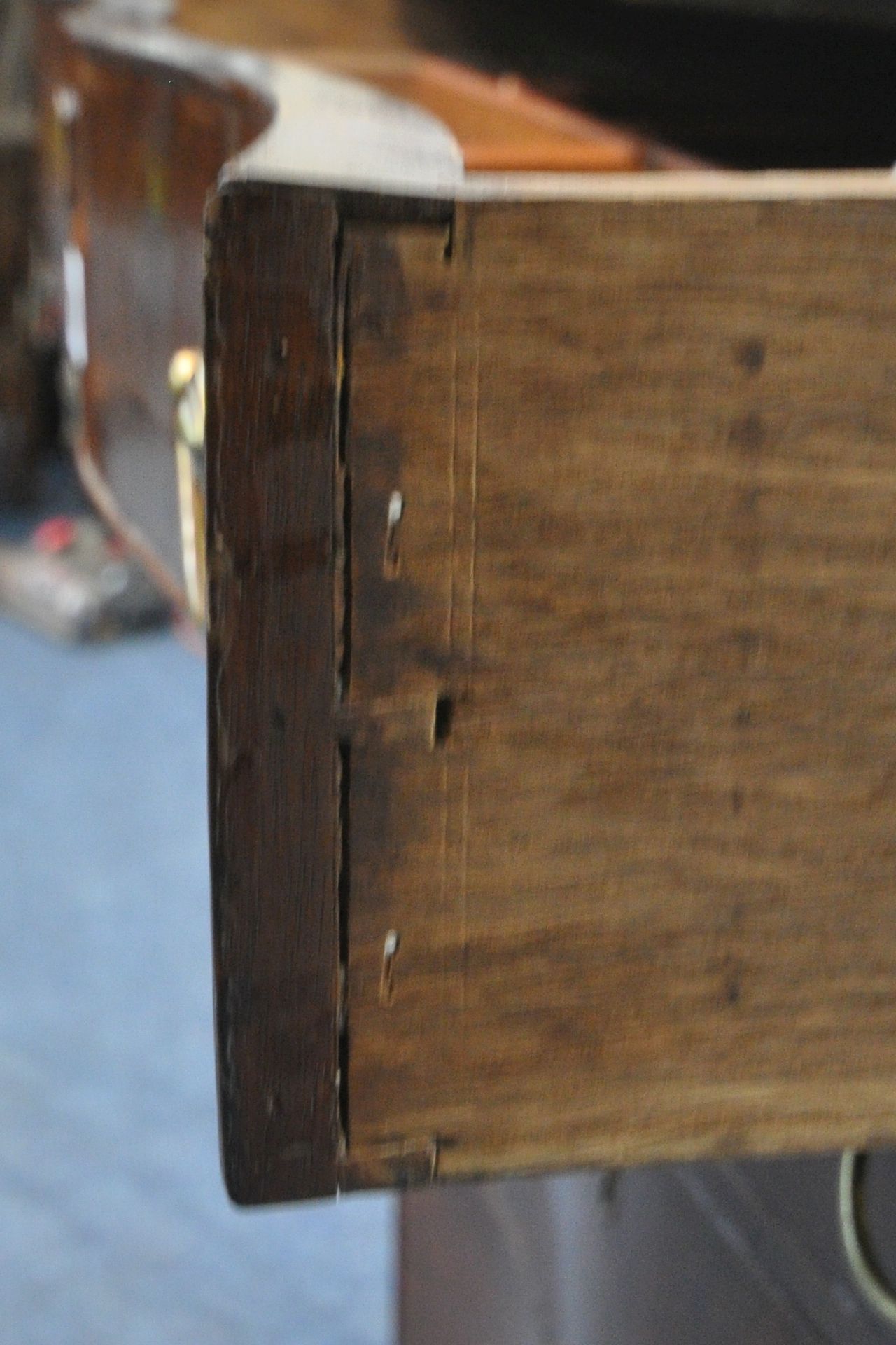 A GEORGIAN MAHOGANY SERPENTINE CHEST OF FOUR DRAWERS, on bracket feet, width 80cm x depth 53cm x - Image 5 of 5