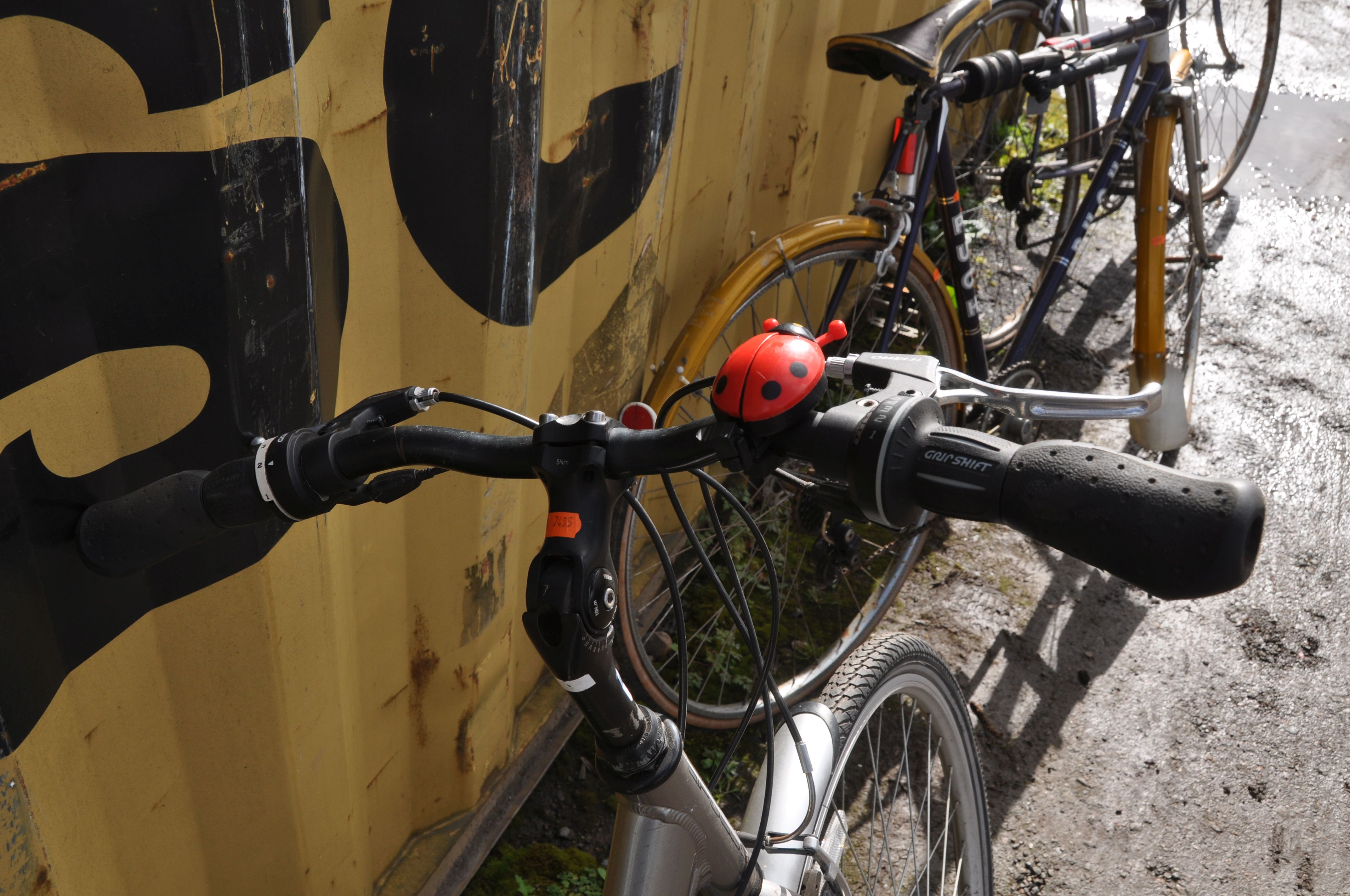 AN APOLLO ETIENNE LADIES BIKE with 18speed twist grip Shimano gears and 17in frame - Image 3 of 3