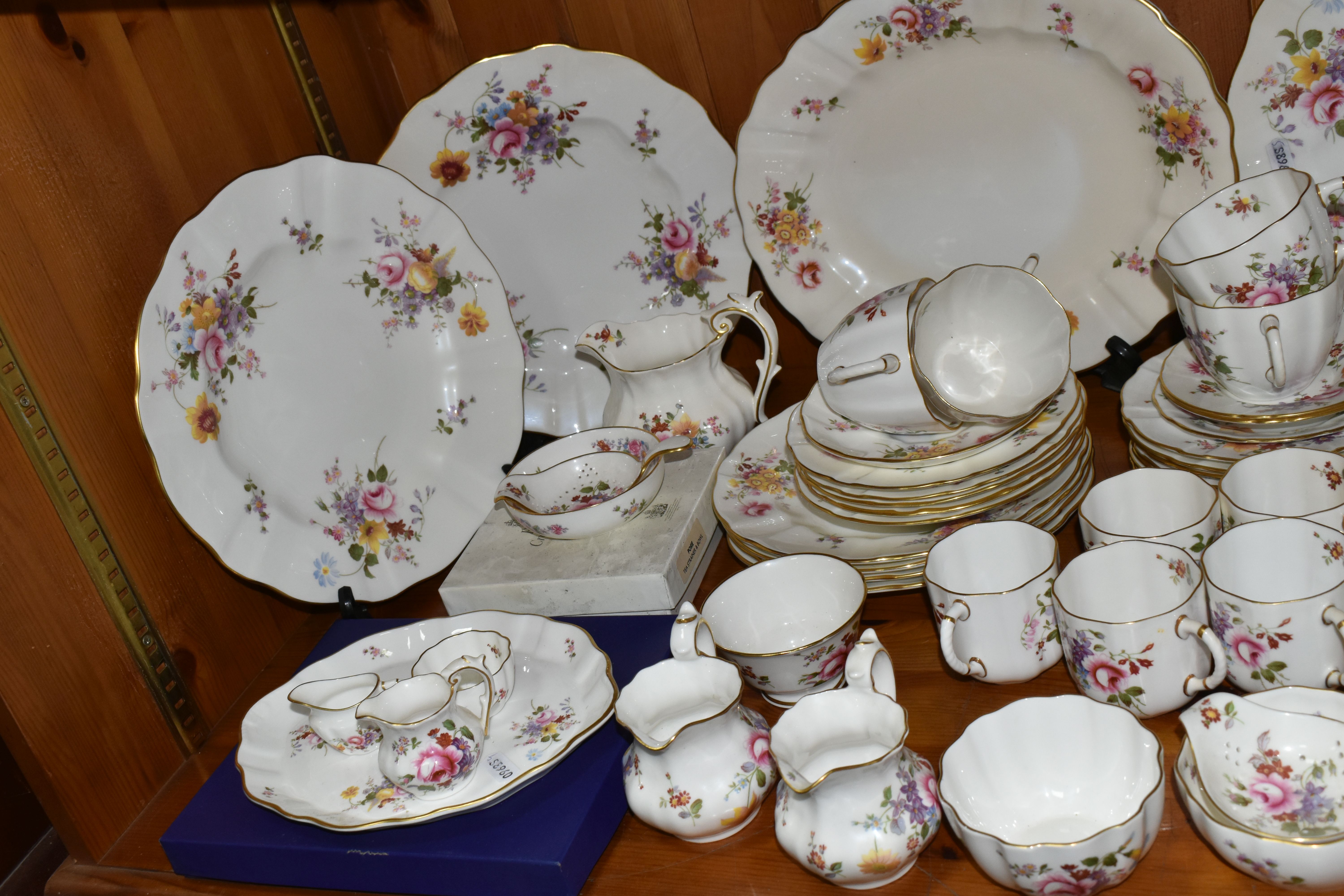 A QUANTITY OF ROYAL CROWN DERBY 'DERBY POSIES' PATTERN TEA AND DINNERWARE, ETC, a small number of - Image 8 of 12