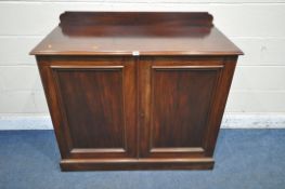 AN EARLY 20TH CENTURY MAHOGANY SIDEBOARD, with a raised back, the double cupboard doors enclosing