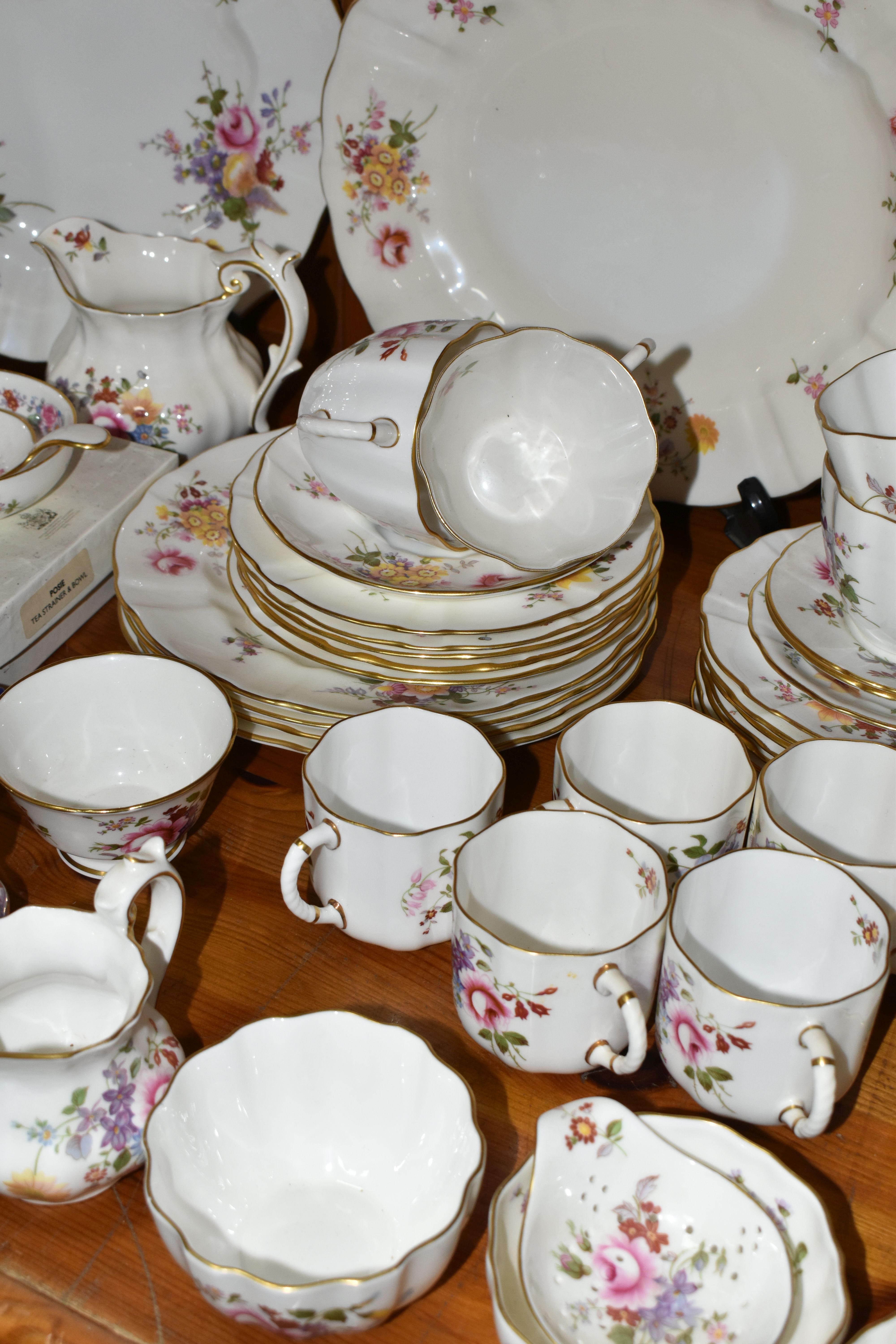 A QUANTITY OF ROYAL CROWN DERBY 'DERBY POSIES' PATTERN TEA AND DINNERWARE, ETC, a small number of - Image 11 of 12