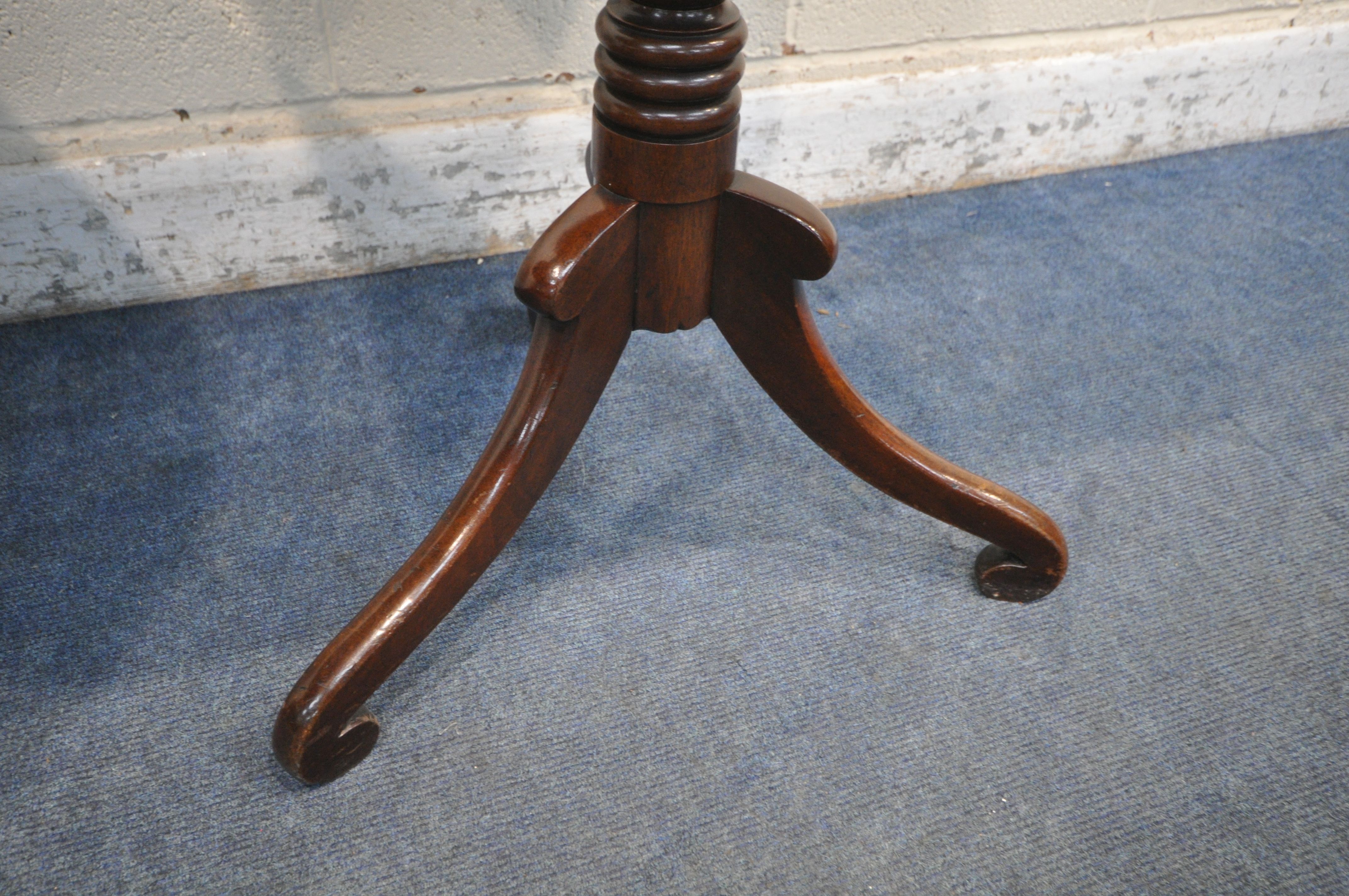 A GEORGIAN STYLE OAK CIRCULAR TRIPOD TABLE, raised on a turned support with spiral detail and - Image 4 of 4