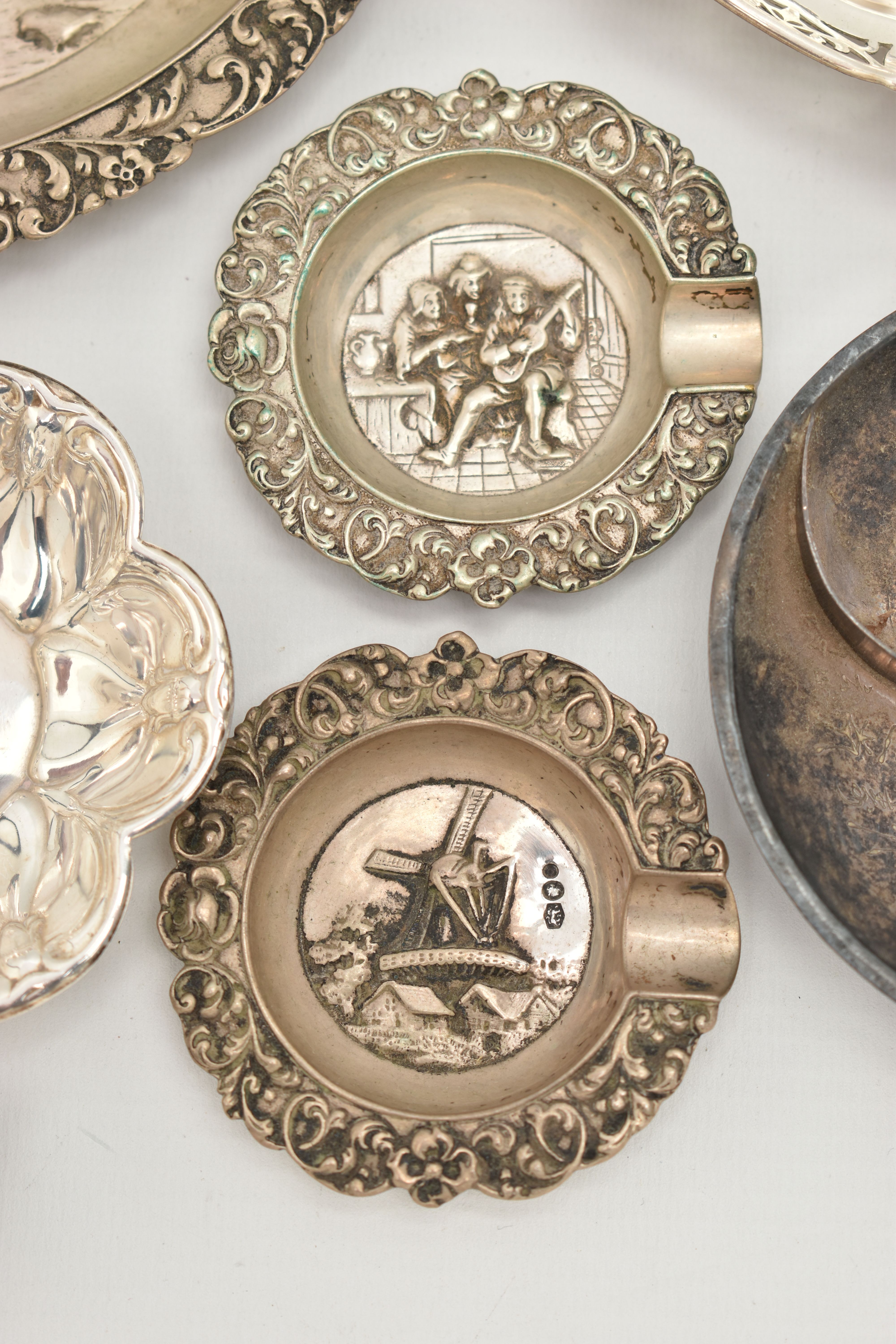 ASSORTED WHITE METAL ITEMS, to include a continental white metal oval ashtray with embossed street - Image 3 of 6