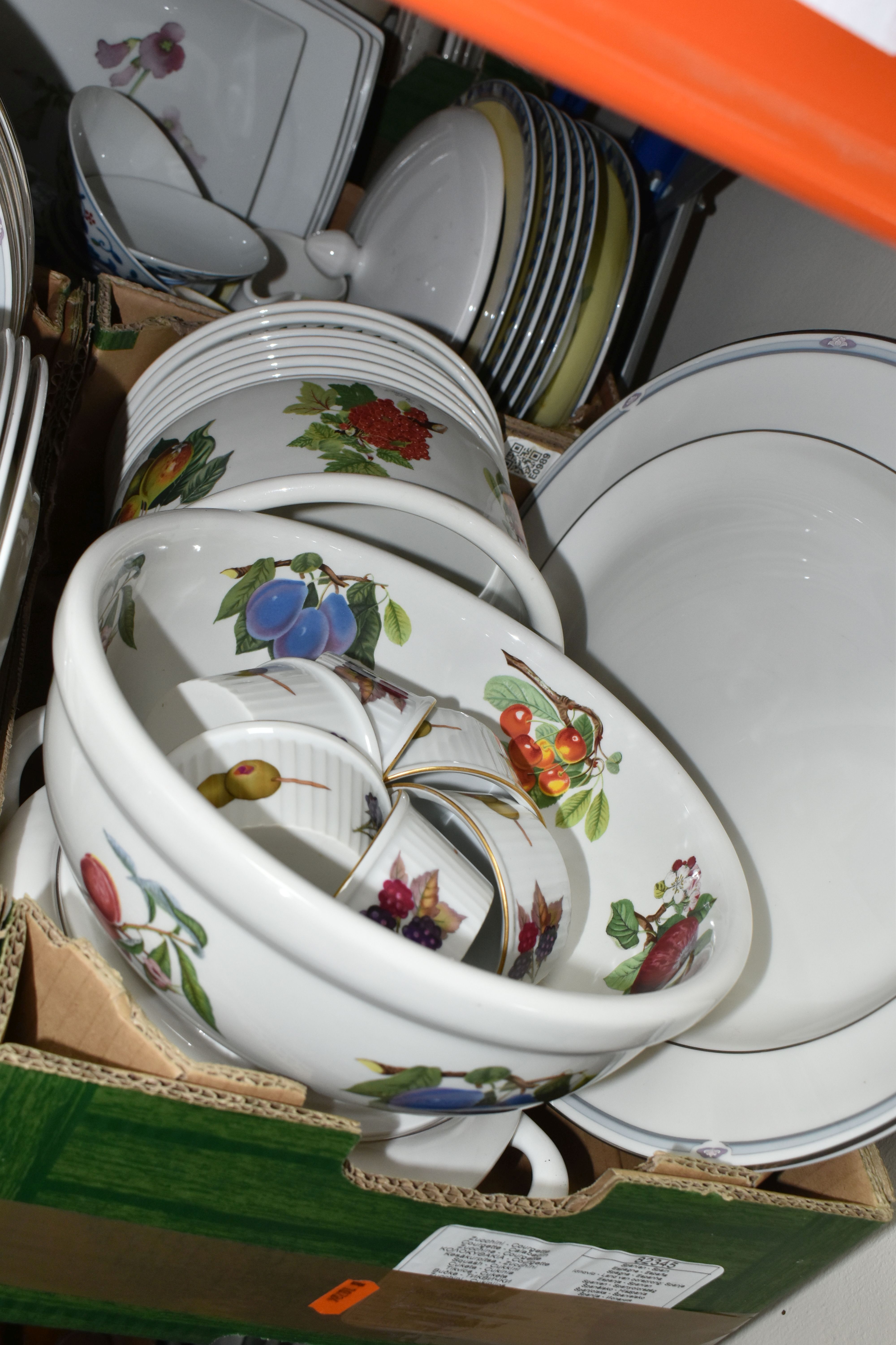 FIVE BOXES AND LOOSE DINNERWARE AND ORNAMENTS, to include Royal Doulton 'Simplicity' pattern - Image 4 of 7