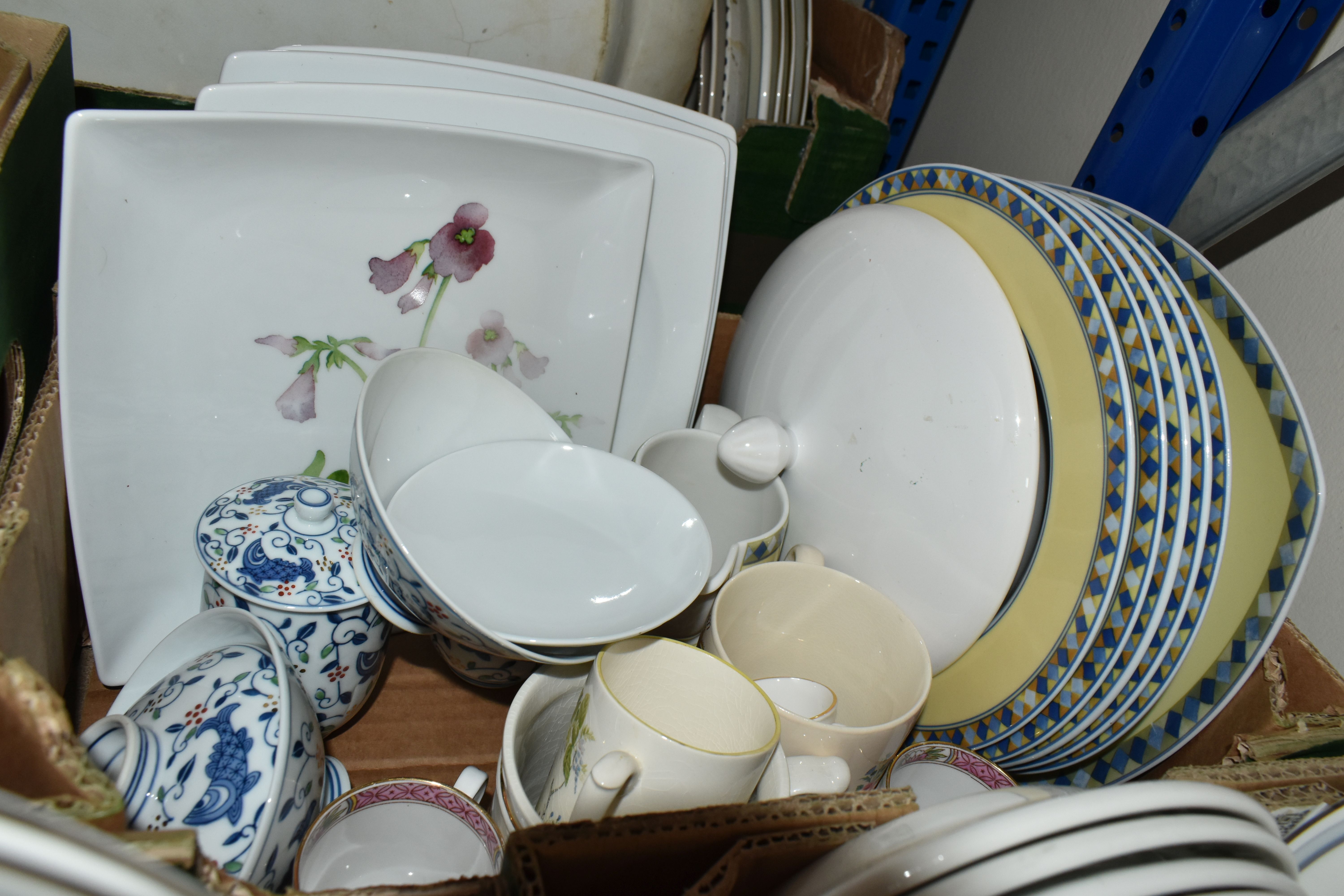 FIVE BOXES AND LOOSE DINNERWARE AND ORNAMENTS, to include Royal Doulton 'Simplicity' pattern - Image 5 of 7