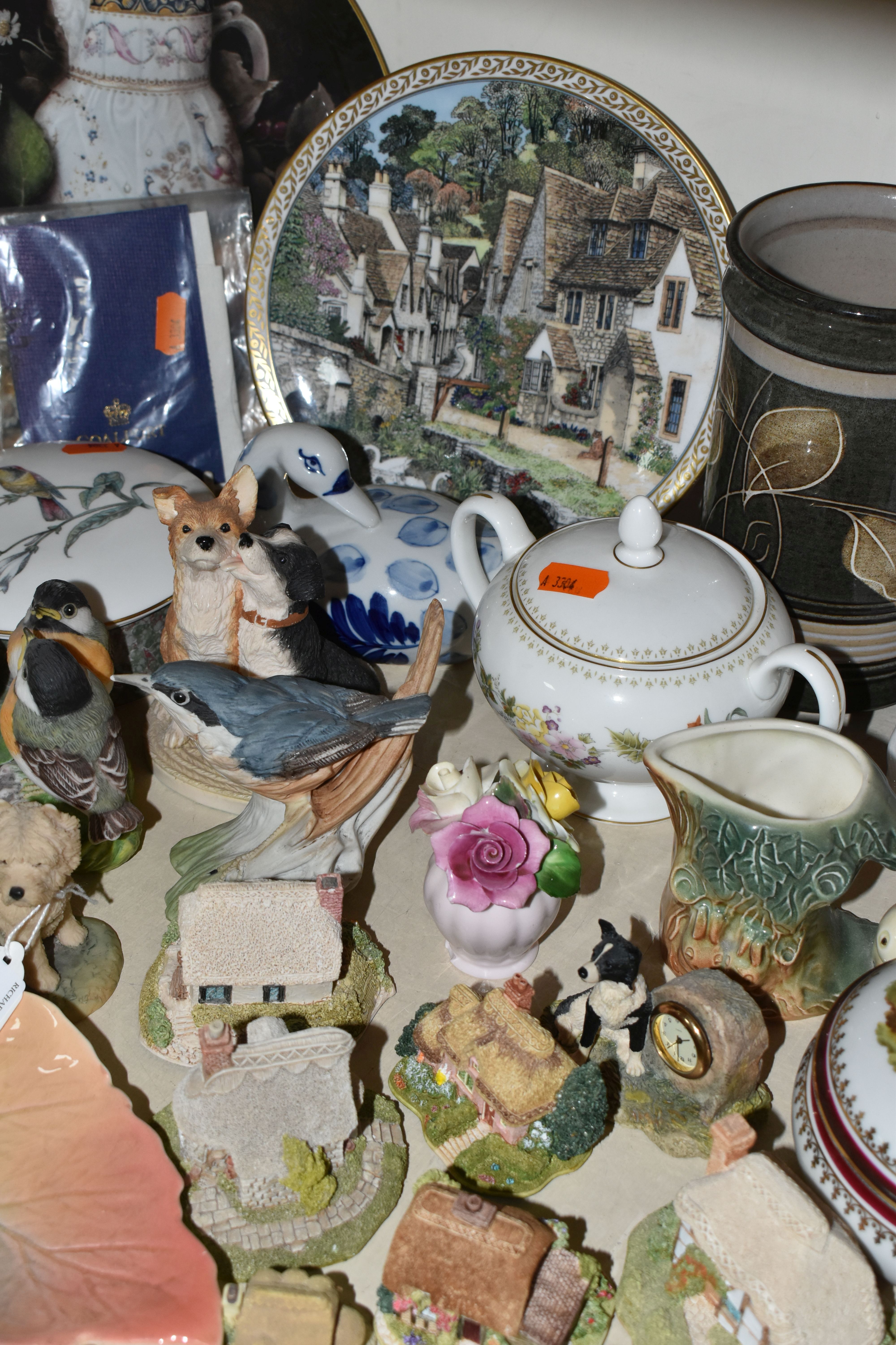 A COLLECTION OF 20TH CENTURY CERAMIC ORNAMENTS, GIFTWARES, ETC, including six small Lilliput Lane - Image 3 of 5