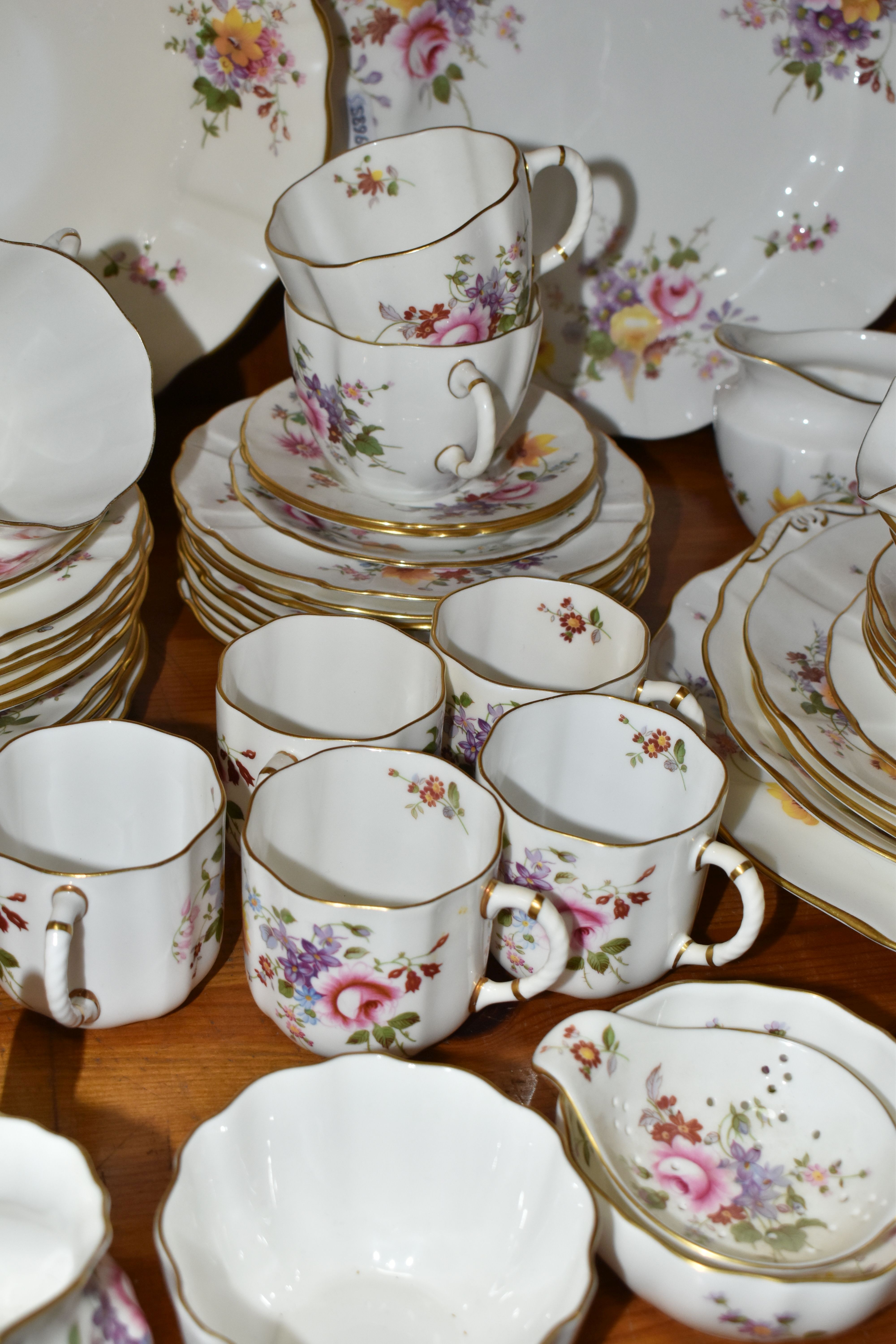 A QUANTITY OF ROYAL CROWN DERBY 'DERBY POSIES' PATTERN TEA AND DINNERWARE, ETC, a small number of - Image 12 of 12