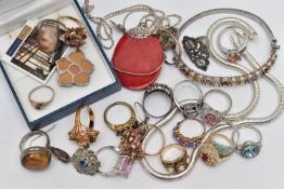 A BAG OF ASSORTED JEWELLERY, to include a semi-precious gemstone set hinged bangle, with oval cut