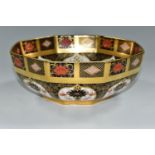 A ROYAL CROWN DERBY IMARI 1128 OCTAGONAL SOLID GOLD BAND BOWL, date cypher 1974, diameter 21cm (