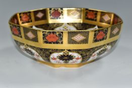 A ROYAL CROWN DERBY IMARI 1128 OCTAGONAL SOLID GOLD BAND BOWL, date cypher 1974, diameter 21cm (