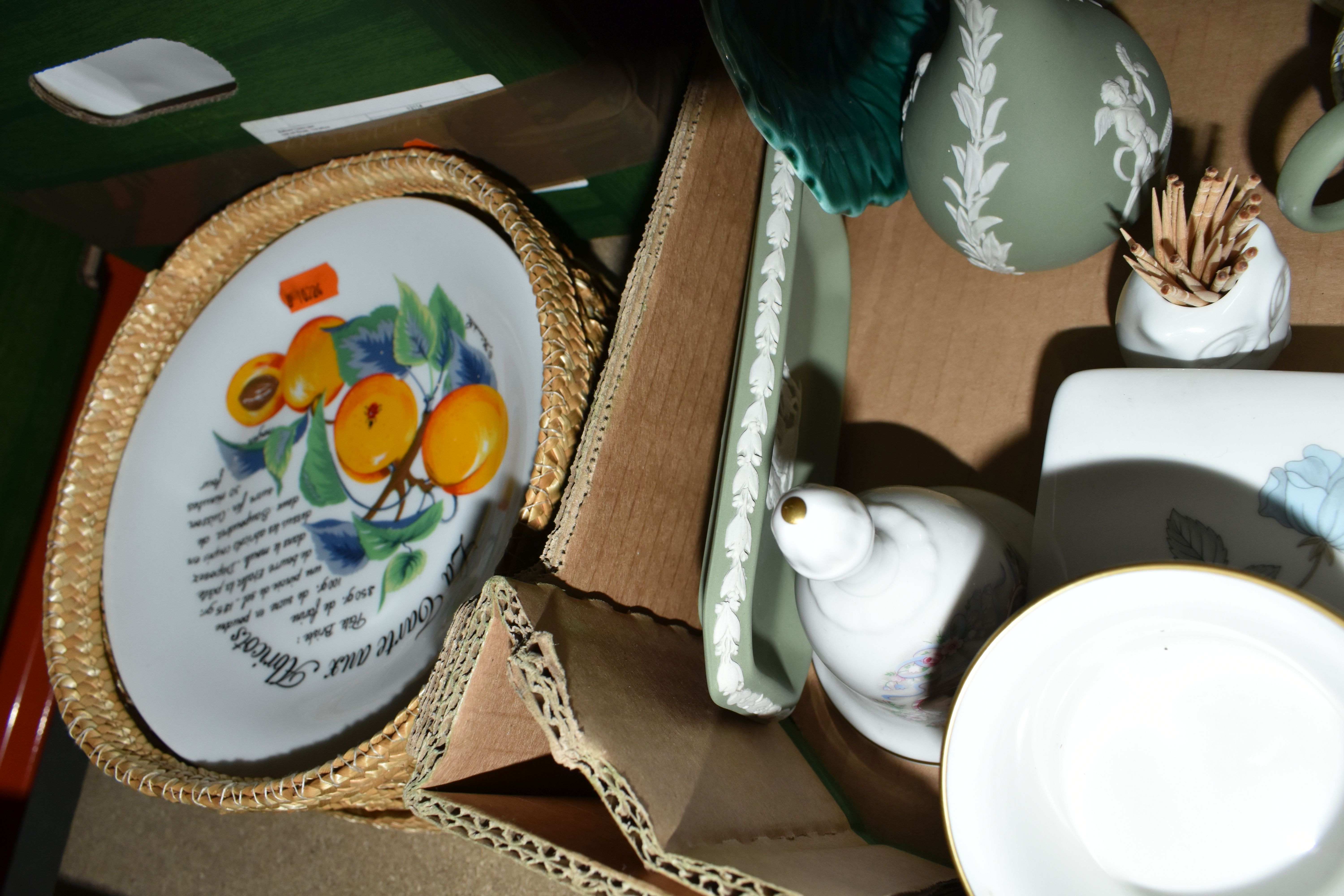 FIVE BOXES AND LOOSE DINNERWARE AND ORNAMENTS, to include Royal Doulton 'Simplicity' pattern - Image 7 of 7