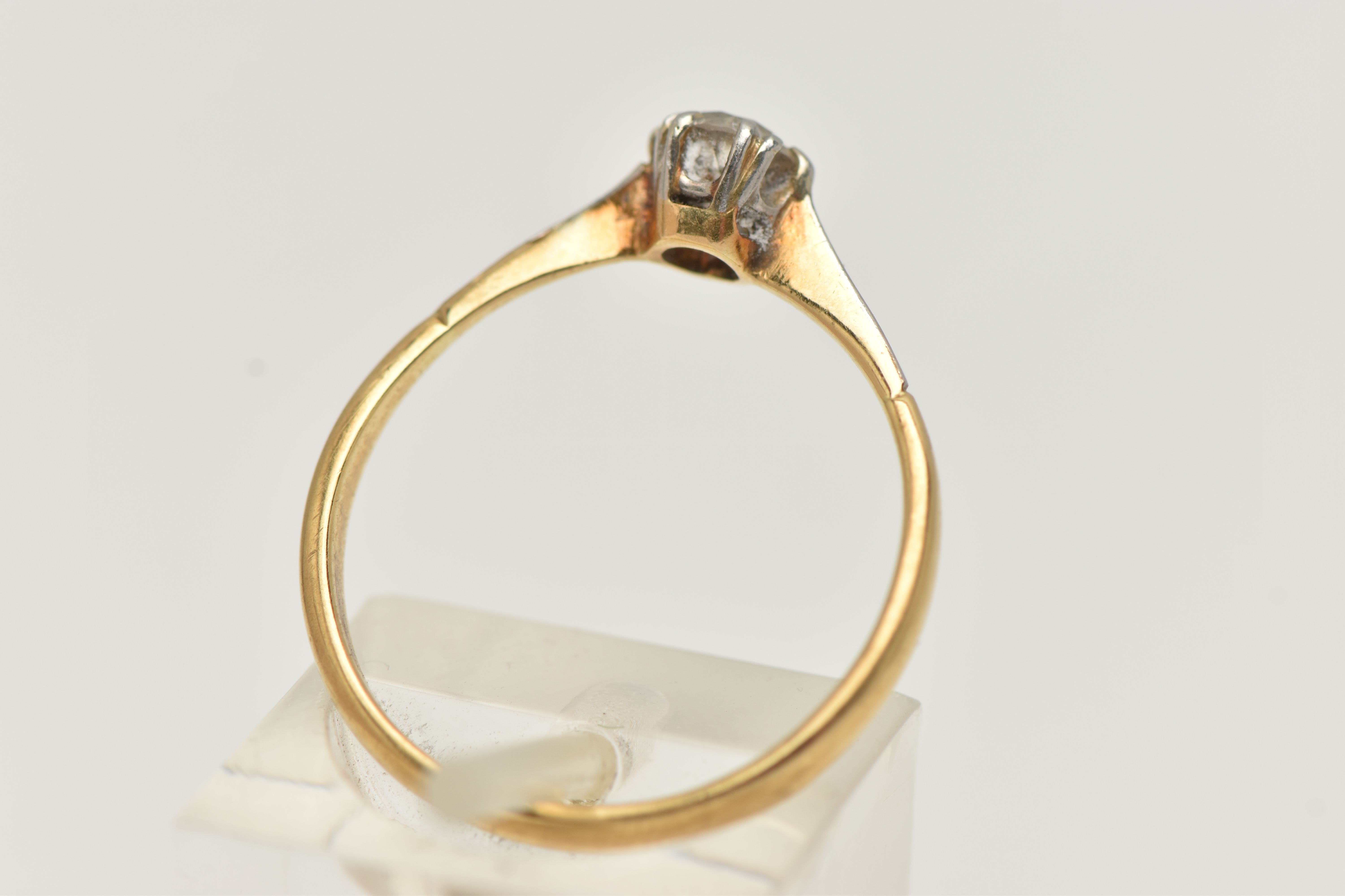 A YELLOW METAL DIAMOND SINGLE STONE RING, round brilliant cut diamond, estimated diamond weight 0. - Image 3 of 4