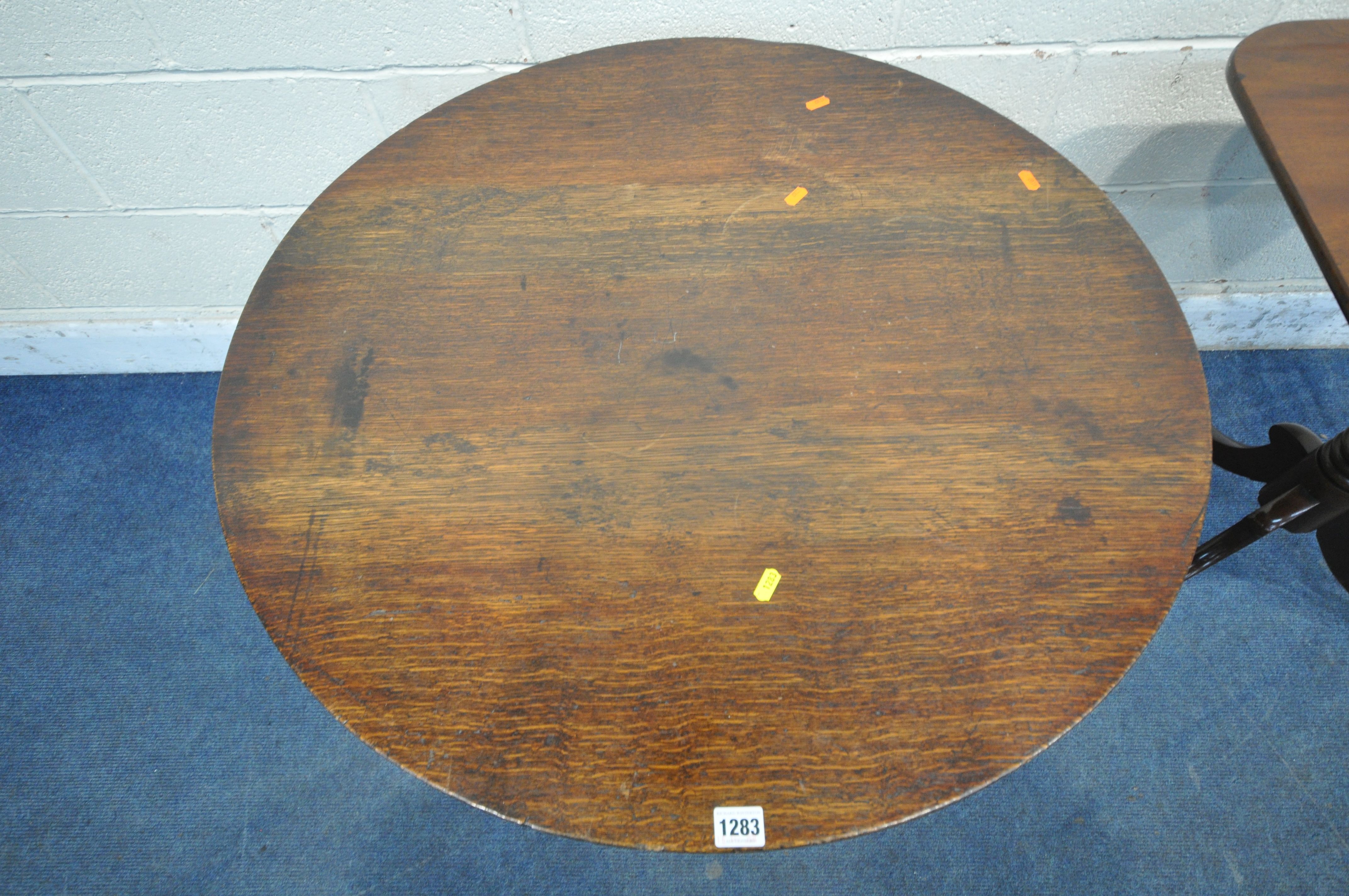 A GEORGIAN STYLE OAK CIRCULAR TRIPOD TABLE, raised on a turned support with spiral detail and - Image 2 of 4