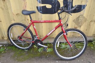 A GIANT GSR200 GENTS BIKE with 18speed Shimano gears and 19in frame