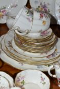 A QUANTITY OF ROYAL CROWN DERBY 'DERBY POSIES' PATTERN TEA AND DINNERWARE, ETC, a small number of