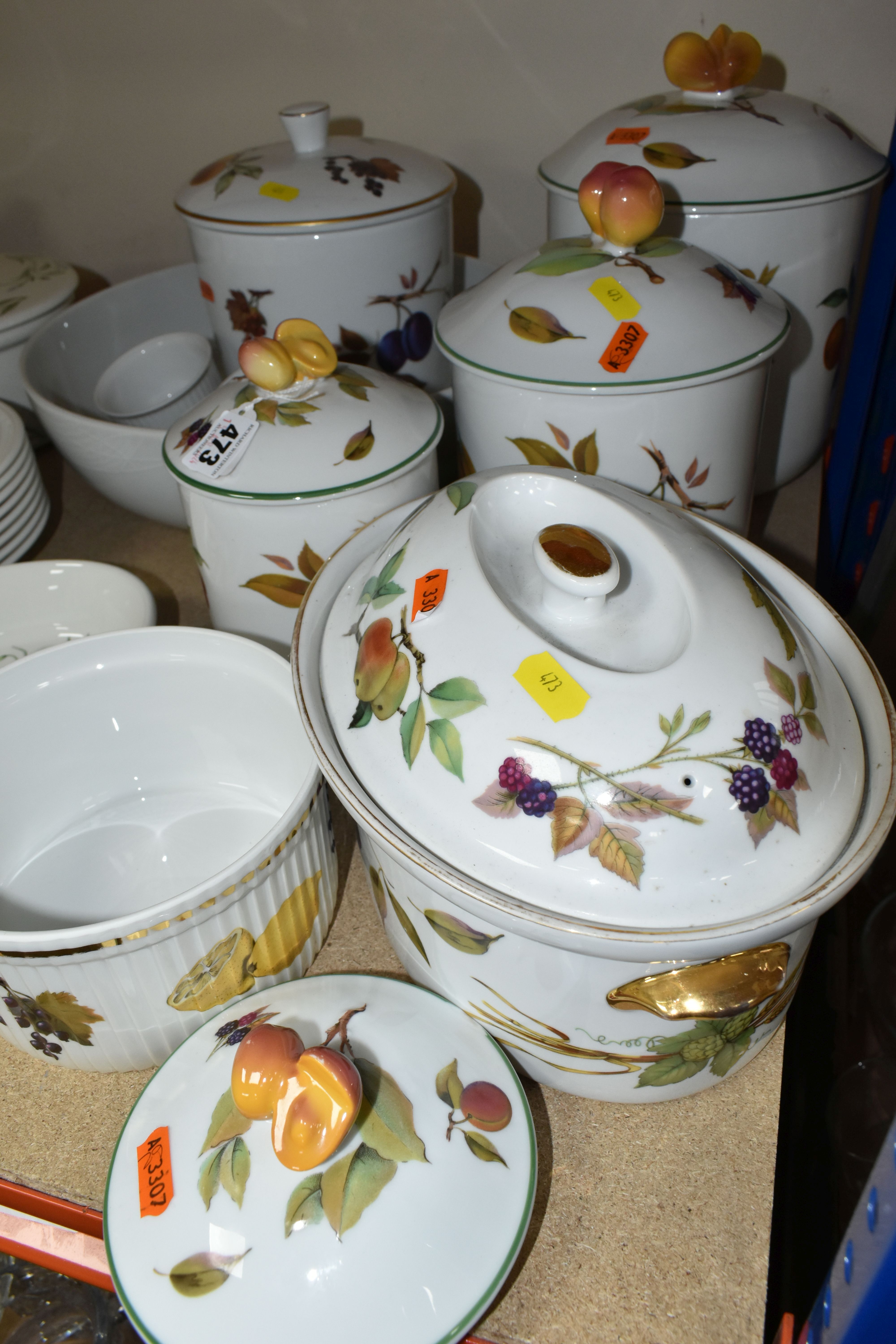 A QUANTITY OF TABLEWARES ETC, to include Royal Worcester Evesham and Evesham Vale storage jars and - Image 5 of 9