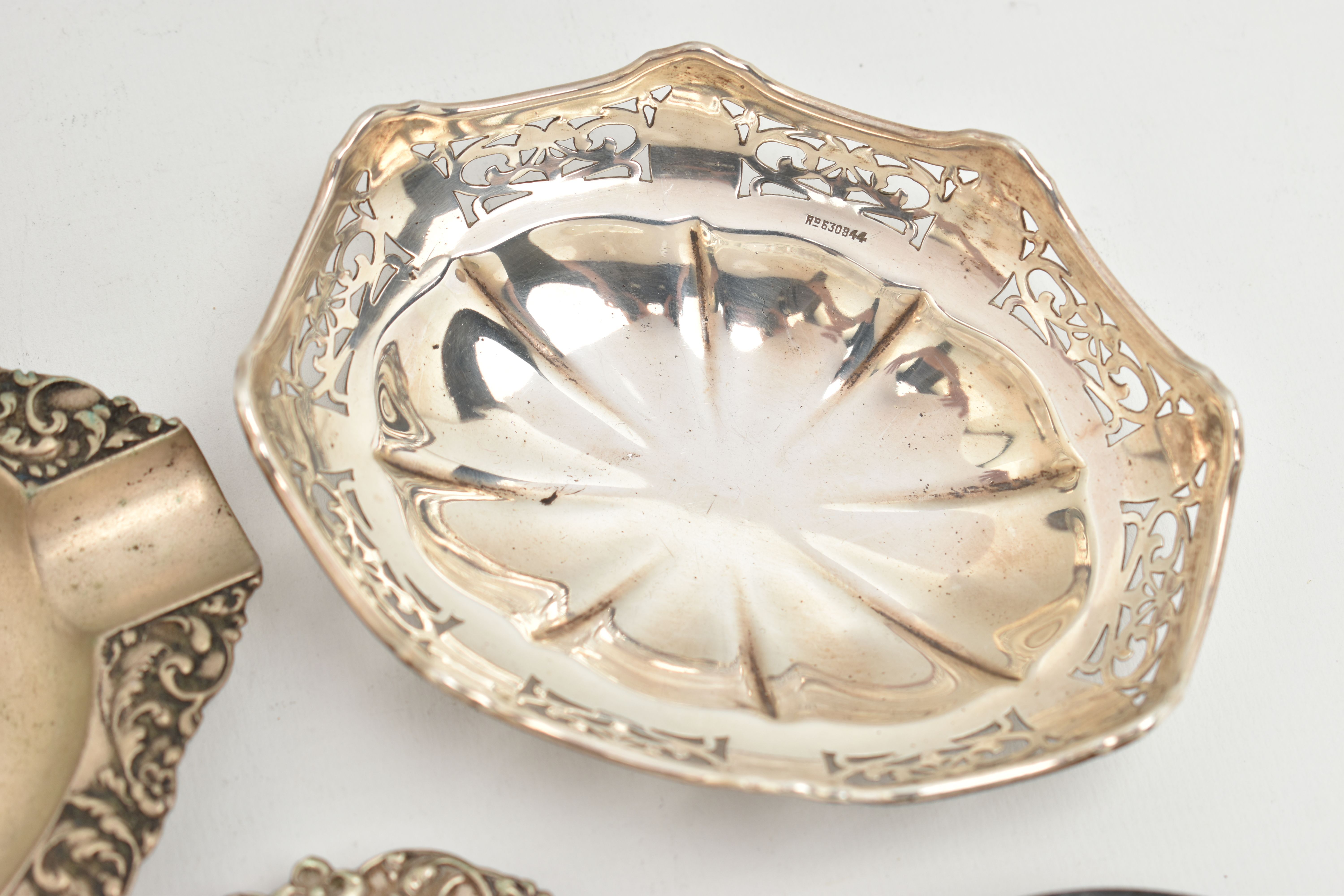 ASSORTED WHITE METAL ITEMS, to include a continental white metal oval ashtray with embossed street - Image 5 of 6