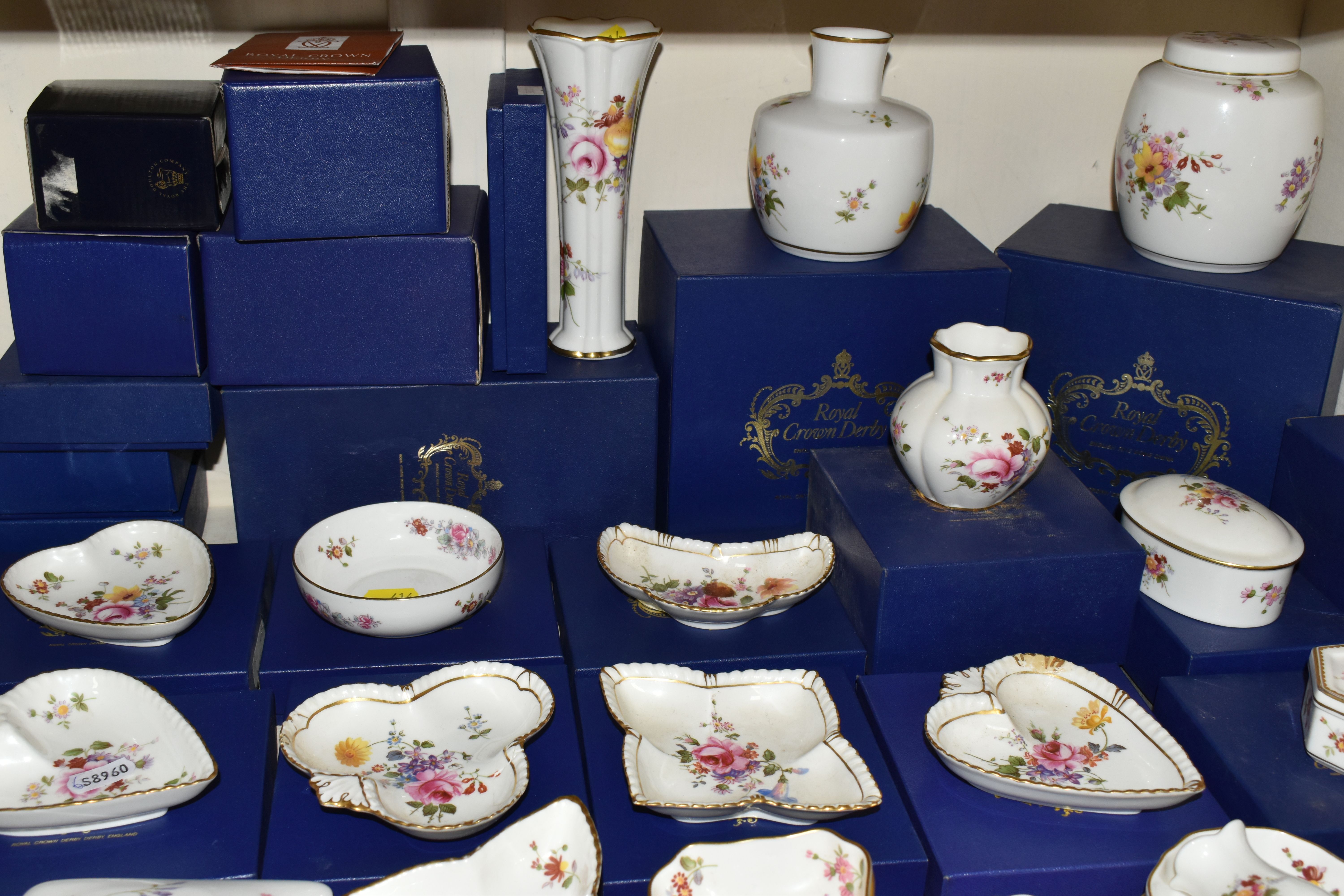 A QUANTITY OF BOXED AND LOOSE ROYAL CROWN DERBY 'DERBY POSIES' GIFTWARE AND TABLEWARE, including a - Image 5 of 7