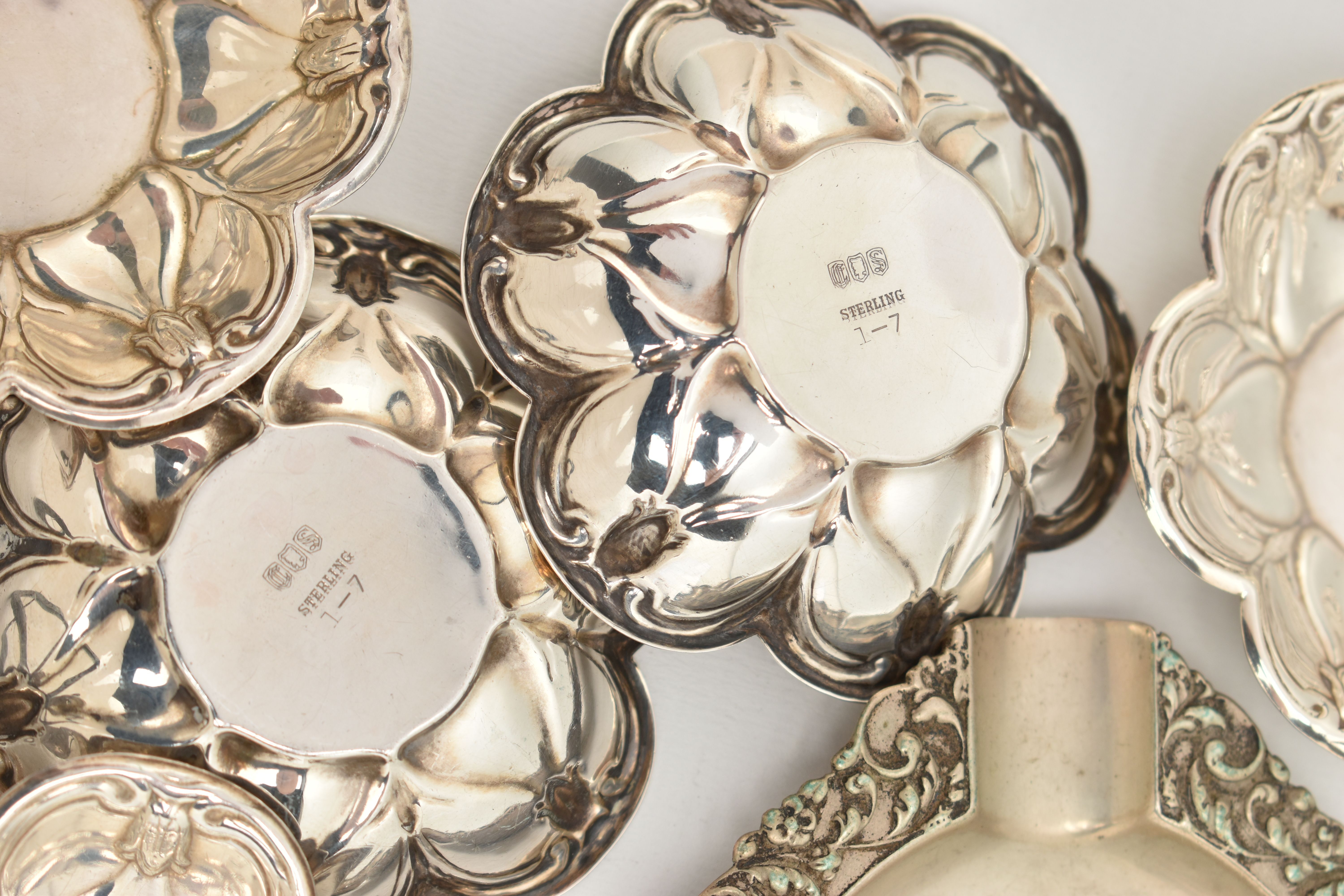 ASSORTED WHITE METAL ITEMS, to include a continental white metal oval ashtray with embossed street - Image 2 of 6