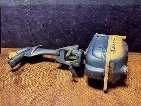 AN EVINRUDE PETROL OUTBOARD MOTOR, 3.0HP, propeller diameter 16cm (condition report: engine pulls