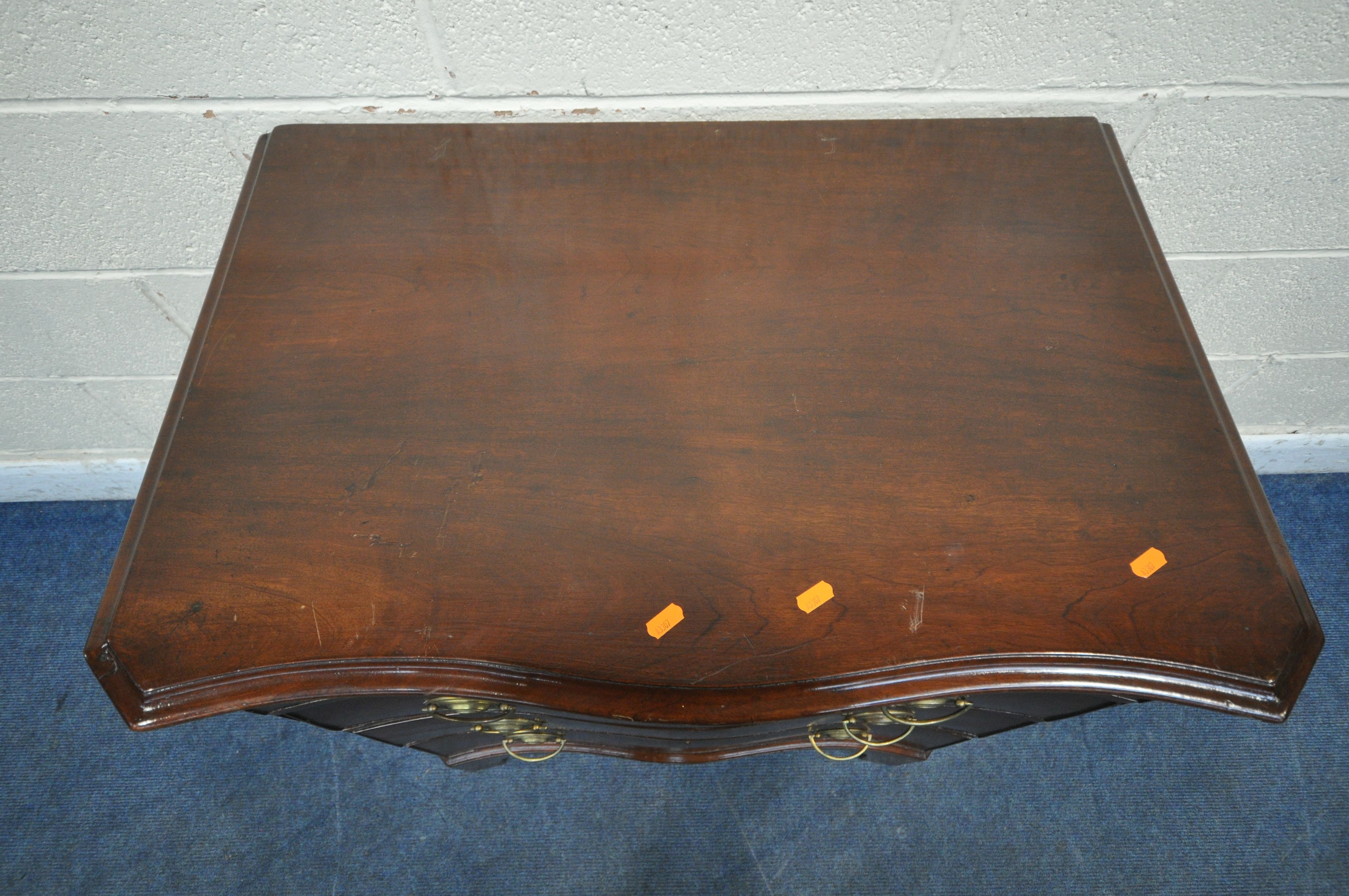 A GEORGIAN MAHOGANY SERPENTINE CHEST OF FOUR DRAWERS, on bracket feet, width 80cm x depth 53cm x - Image 2 of 5