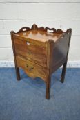 A GEORGIAN MAHOGANY BEDSIDE TRAY TOP COMMODE, with twin handles, a hide and fall door, above a