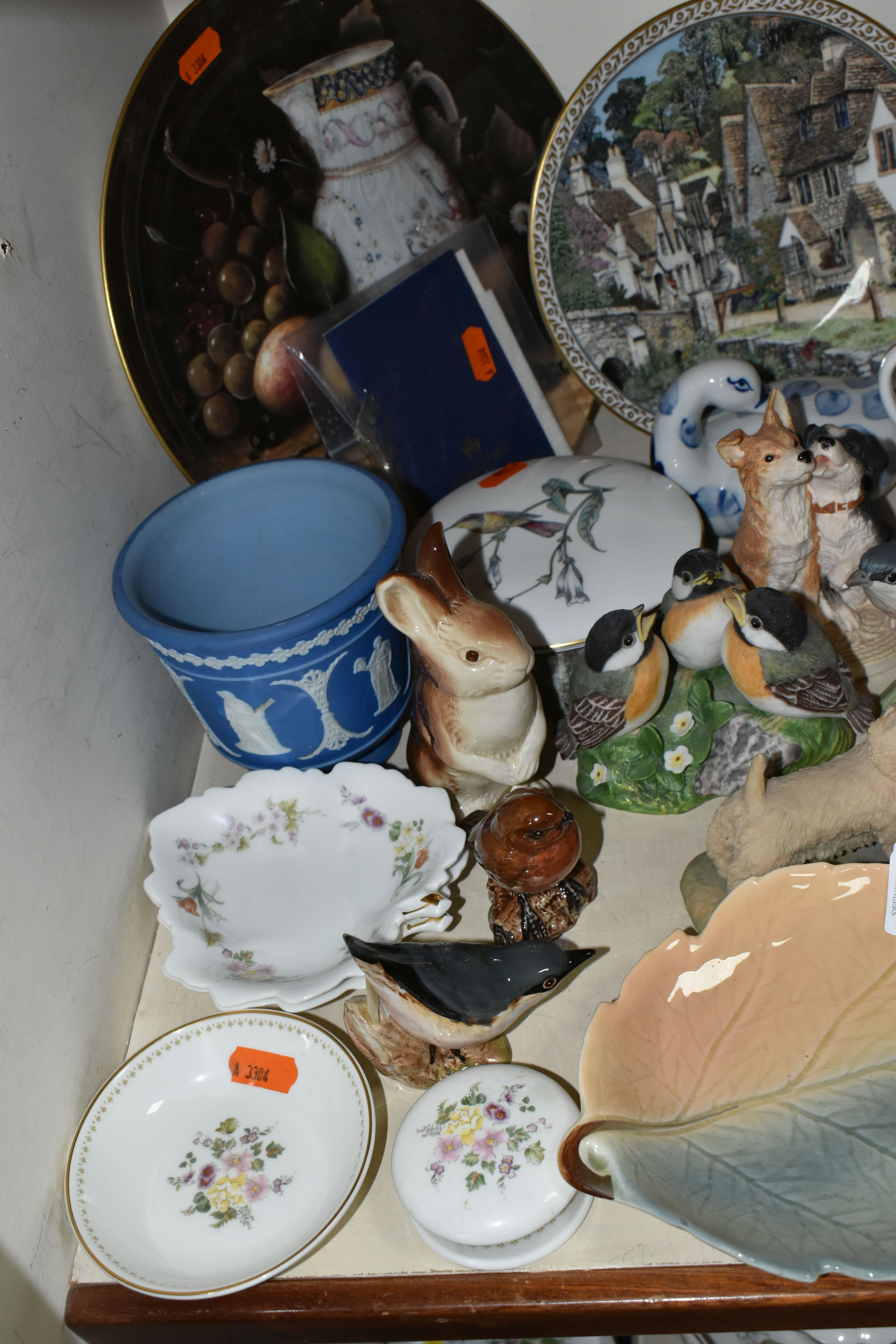 A COLLECTION OF 20TH CENTURY CERAMIC ORNAMENTS, GIFTWARES, ETC, including six small Lilliput Lane - Image 4 of 5