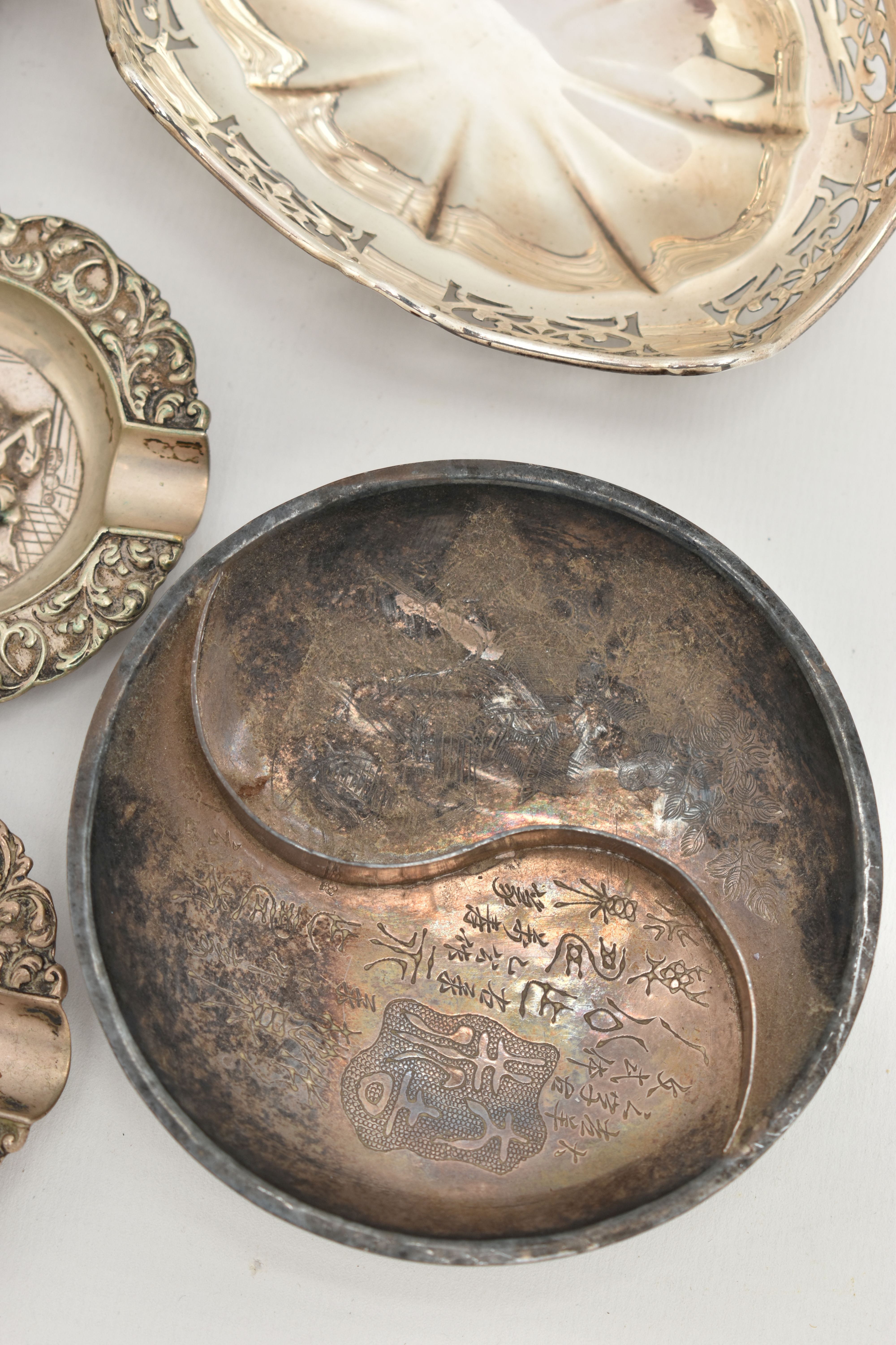 ASSORTED WHITE METAL ITEMS, to include a continental white metal oval ashtray with embossed street - Image 4 of 6