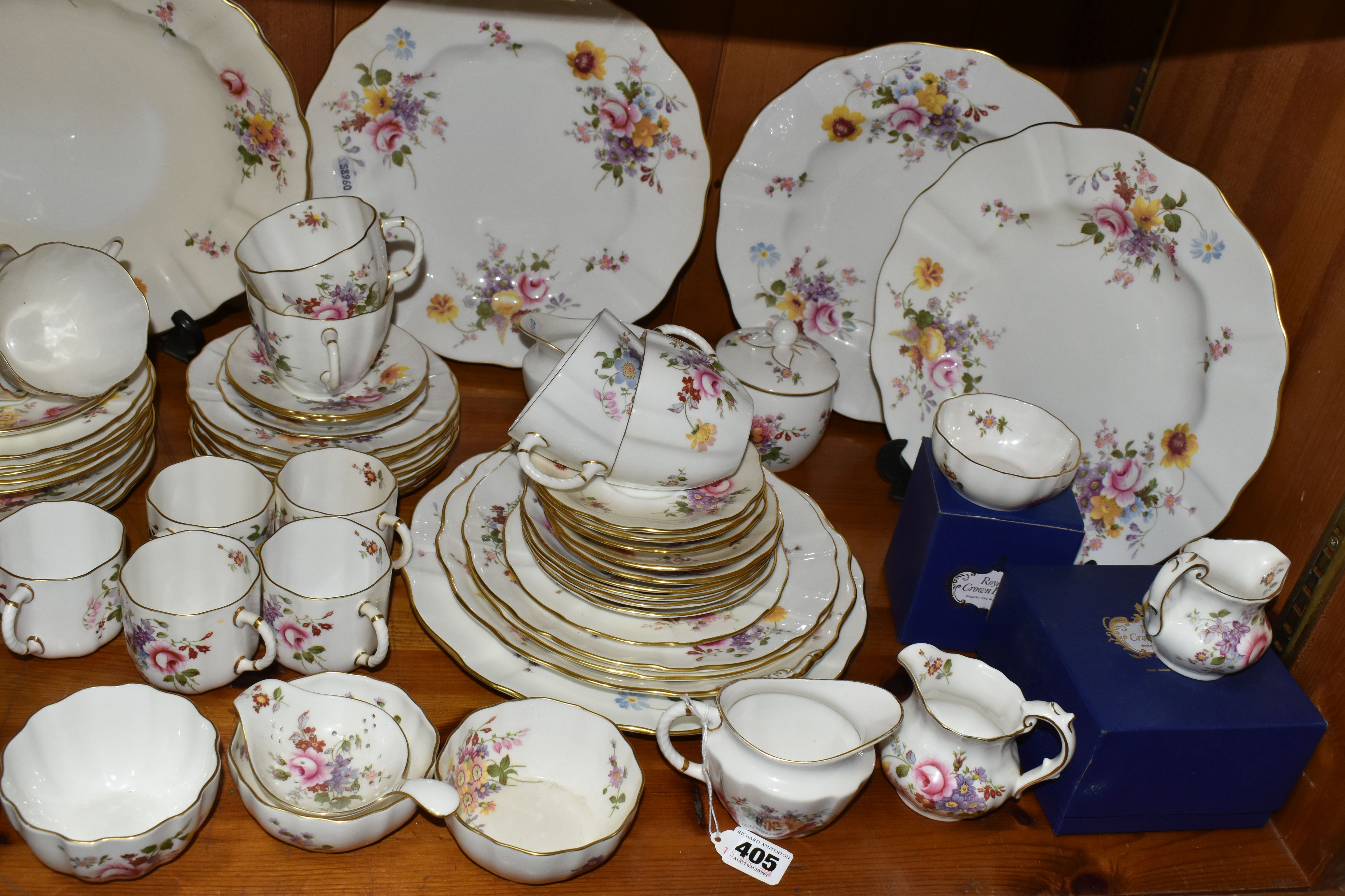 A QUANTITY OF ROYAL CROWN DERBY 'DERBY POSIES' PATTERN TEA AND DINNERWARE, ETC, a small number of - Image 7 of 12