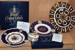 A ROYAL CROWN DERBY IMARI 1128 PATTERN DINNER PLATE AND THREE OTHER ITEMS OF ROYAL CROWN DERBY,