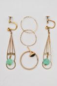AN ASSORTMENT OF EARRINGS, to include a pair of yellow metal screw back drop earrings, fitted with a