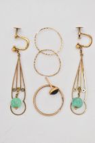 AN ASSORTMENT OF EARRINGS, to include a pair of yellow metal screw back drop earrings, fitted with a