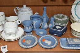 A COLLECTION OF WEDGWOOD AND MINTON TEA AND GIFT WARES, comprising twelve pieces of Wedgwood