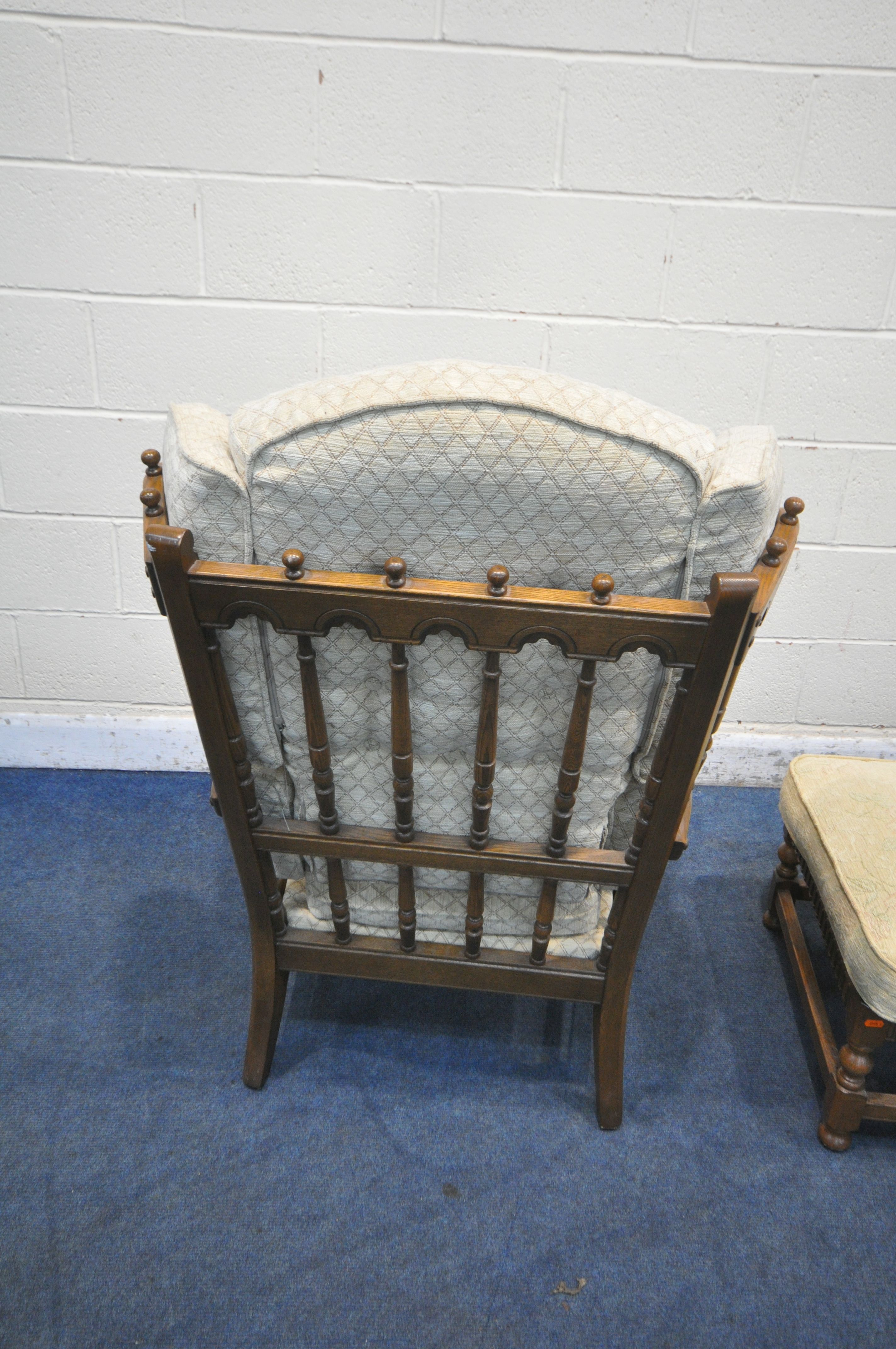 AN ERCOL 'CLOISTER' ELM AND BEECH THREE PIECE SUITE, comprising a ladies and gents armchair, along - Image 3 of 4