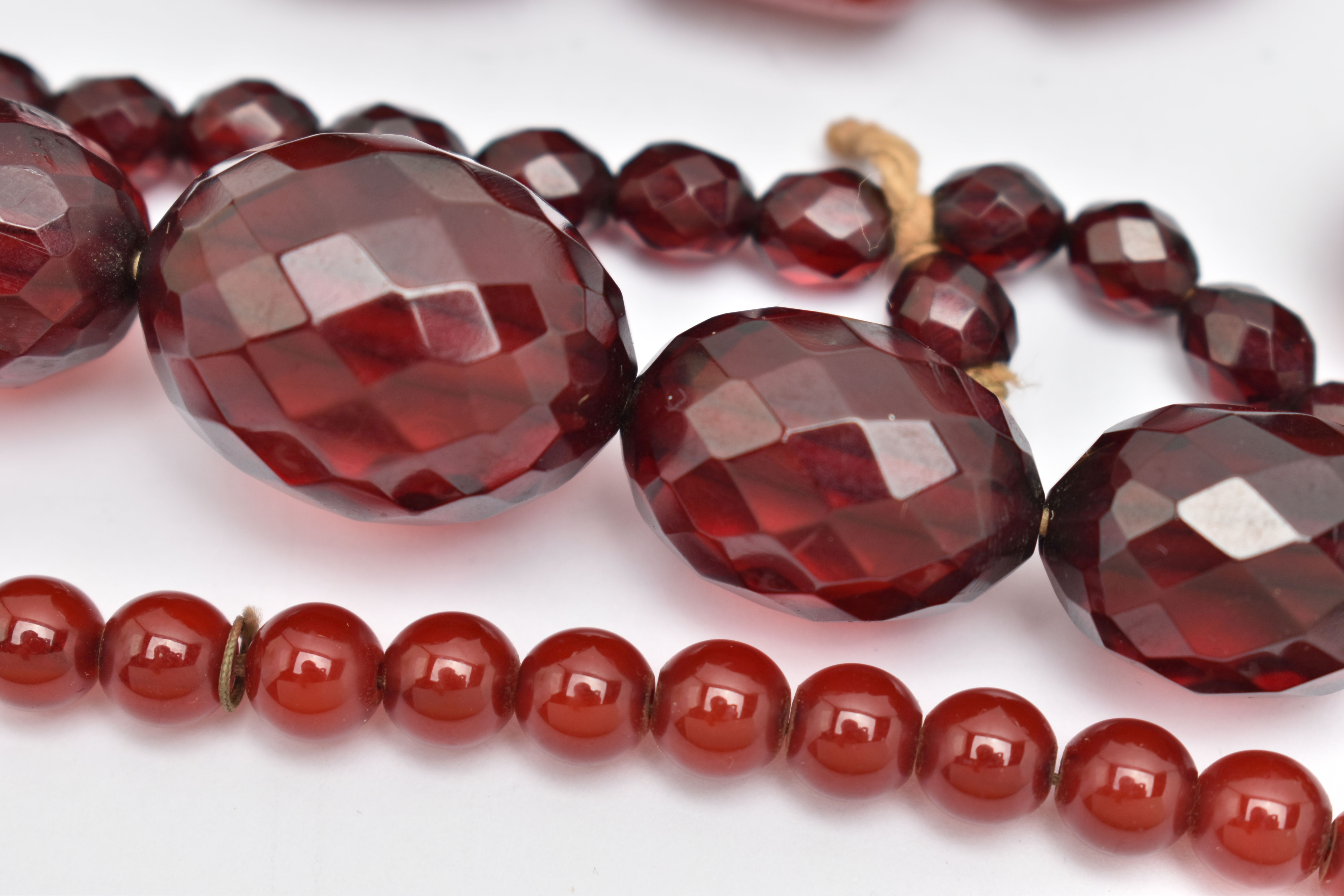 AN ASSORTMENT OF BAKELITE CHERRY AMBER BEADS, to include a necklace comprised of graduating - Image 5 of 6