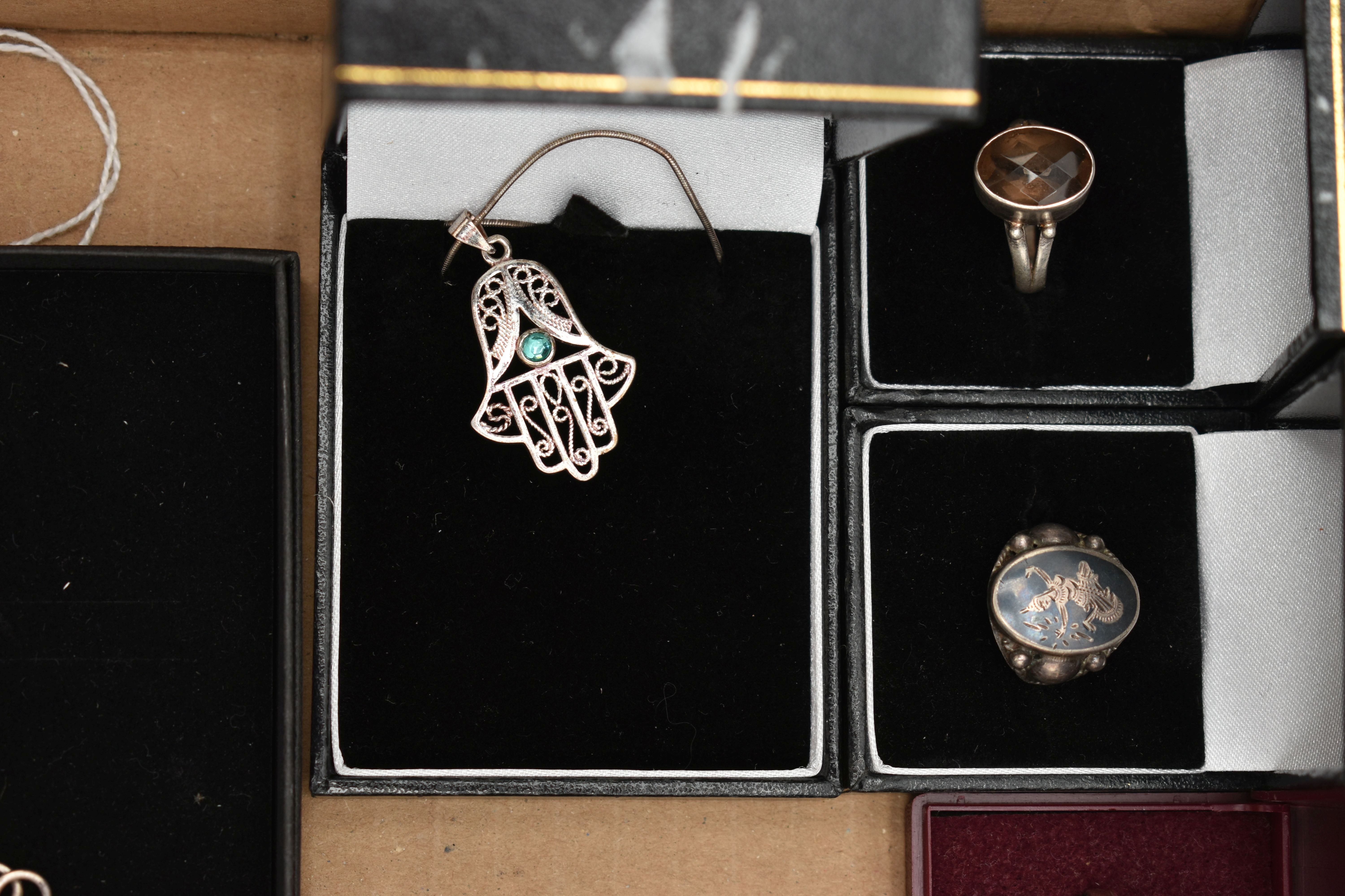 AN ASSORTMENT OF SILVER AND WHITE METAL JEWELLERY, to include a silver oval locket with etched - Image 2 of 4