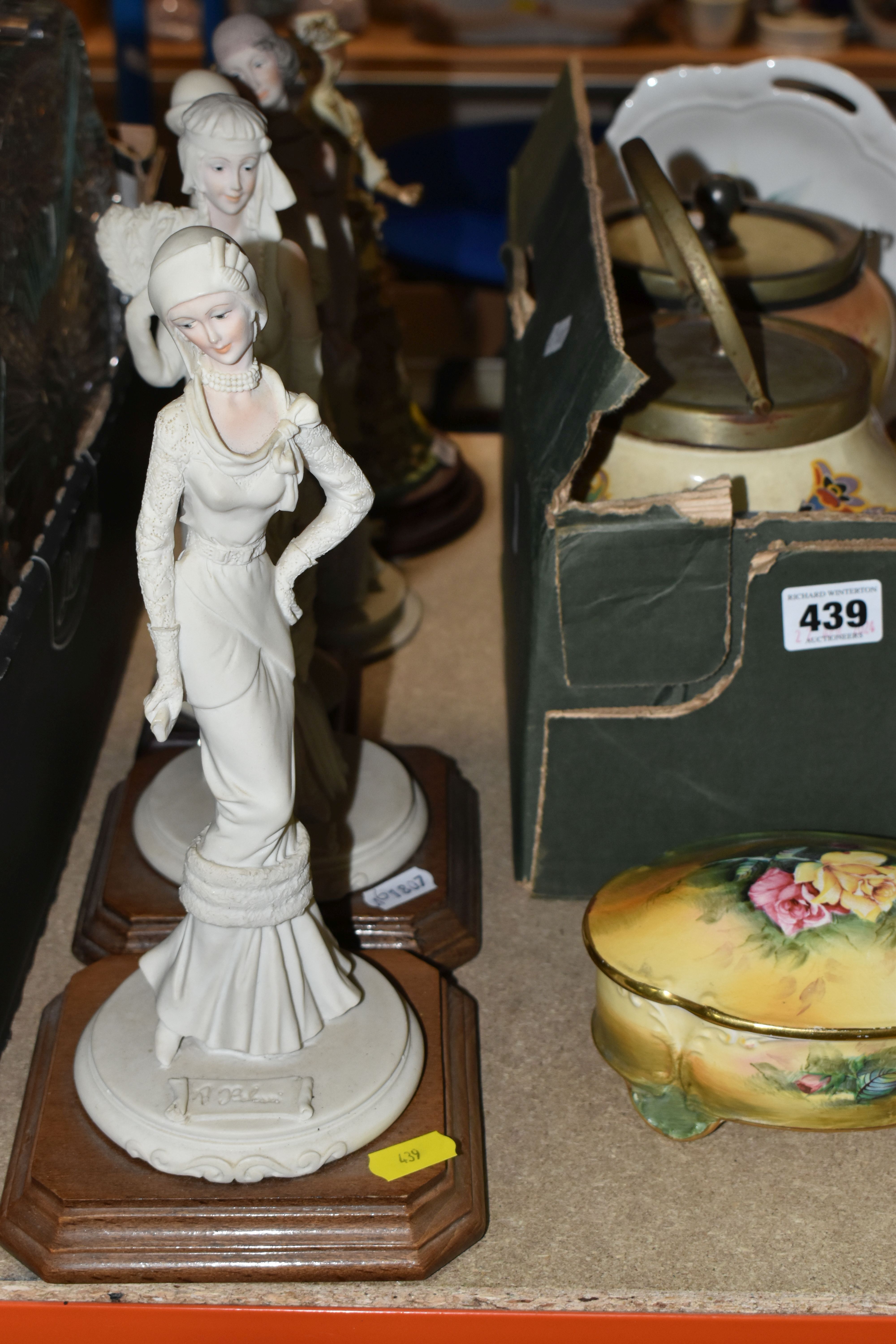 A BOX AND LOOSE DECORATIVE CERAMICS AND ORNAMENTS ETC, to include a Nao 290 figurine of a lady - Bild 2 aus 7