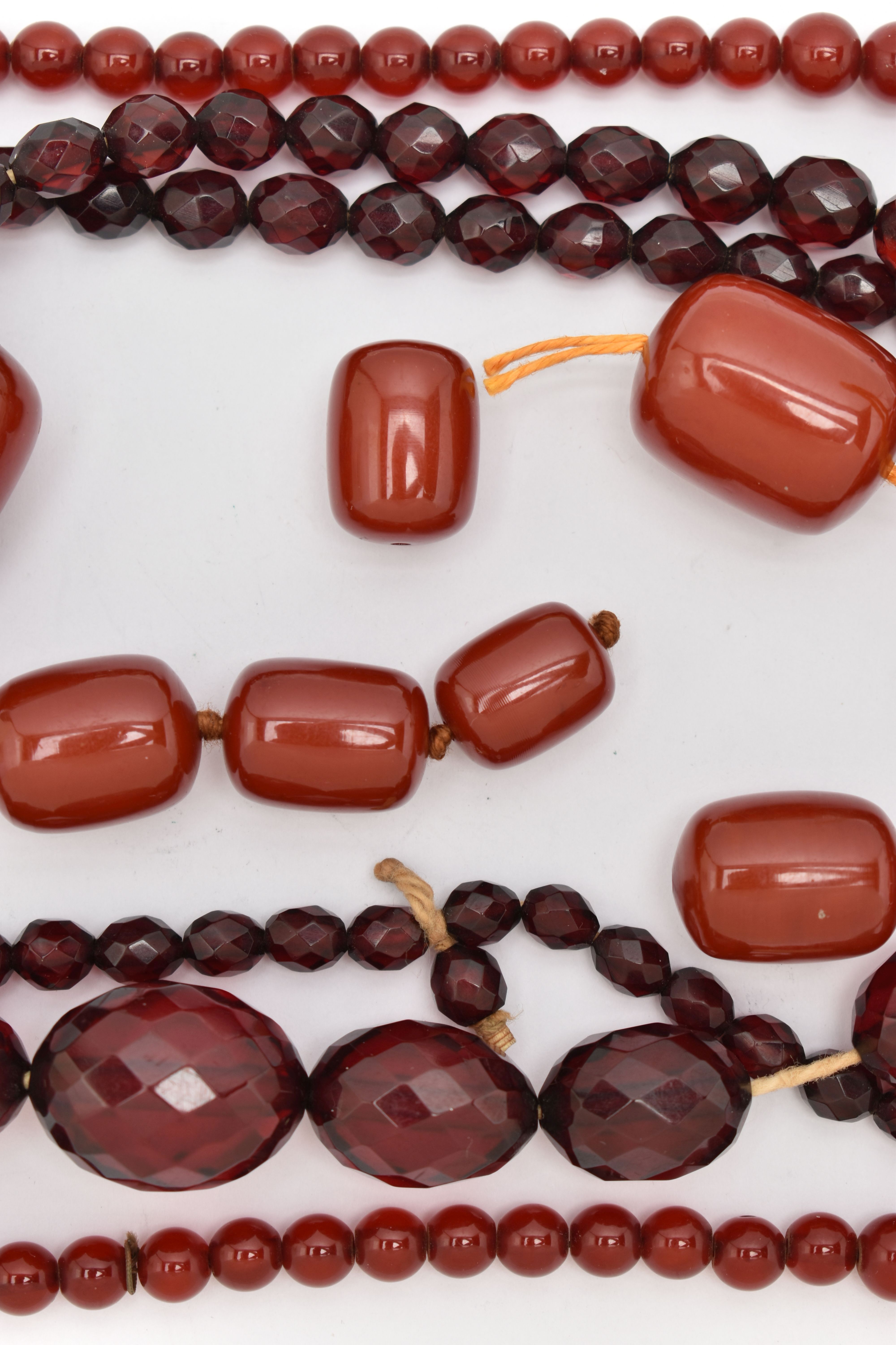 AN ASSORTMENT OF BAKELITE CHERRY AMBER BEADS, to include a necklace comprised of graduating - Image 3 of 6